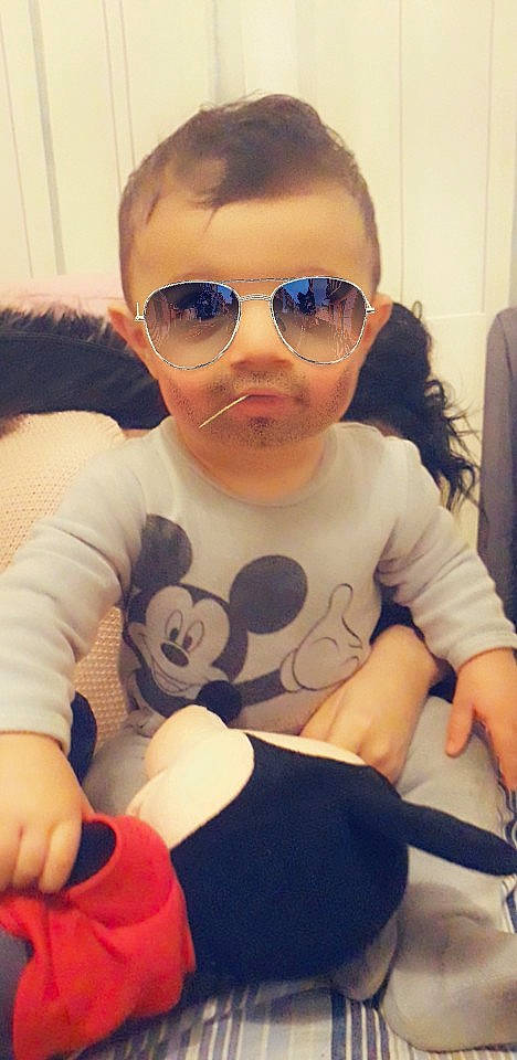 Elyan a rejoint le concours — aidez-le/la à gagner de superbes lots ! arm, baby, black_hair, child, cool, eyewear, face, glasses, head, leg, person, photography, selfie, smile, sunglasses, t_shirt, toddler, vision_care