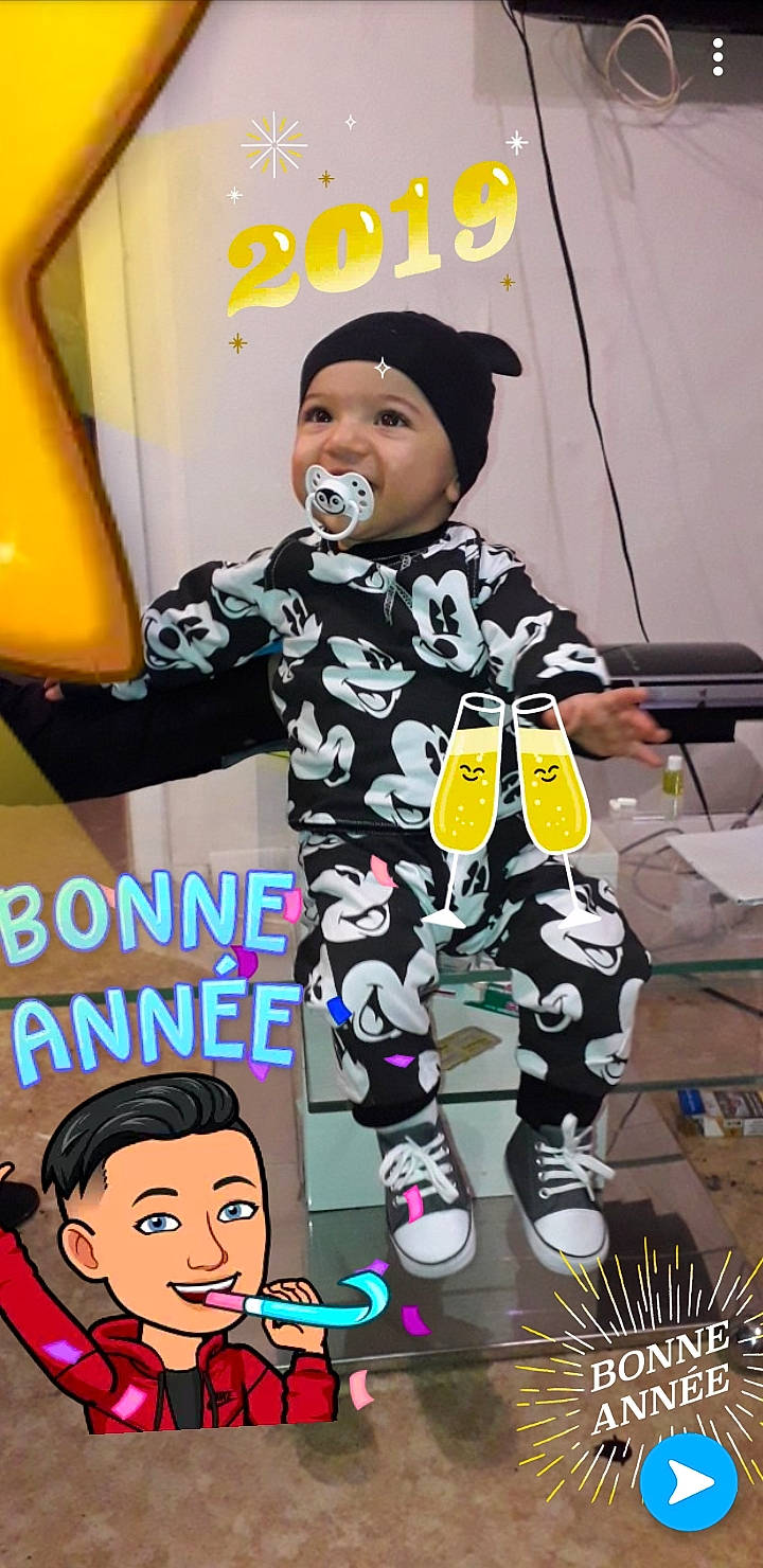 Elyan participe au concours pour gagner de l'argent avec cette photo : baby, black_hair, child, joy, person, play, smile, toddler, yellow