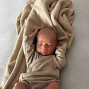 Nëlio participe au concours pour gagner de l'argent avec cette photo : newborn, baby, sleeping, blanket, beige, soft, cozy, infant, clothing, peaceful, arm, face, skin, portrait, resting, cute, comfort, indoor, child, toddler