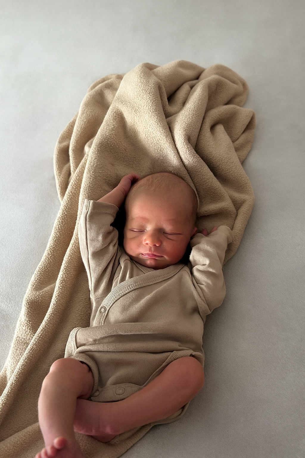 Nëlio participe au concours pour gagner de l'argent avec cette photo : newborn, baby, sleeping, blanket, beige, soft, cozy, infant, clothing, peaceful, arm, face, skin, portrait, resting, cute, comfort, indoor, child, toddler