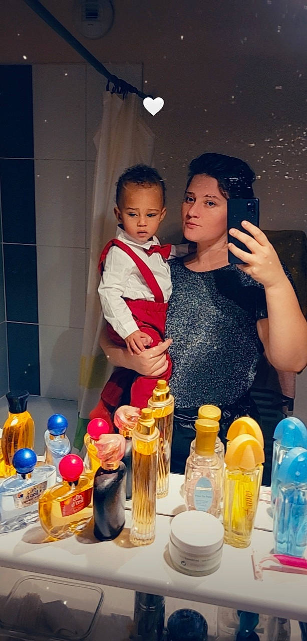 Leo a rejoint le concours — aidez-le/la à gagner de superbes lots ! blue, bottle, child, cooking, distilled_beverage, drink, drinkware, event, fashion_design, fun, glass, happy, leisure, party_supply, person, plastic_bottle, room, science, toddler, water_bottle