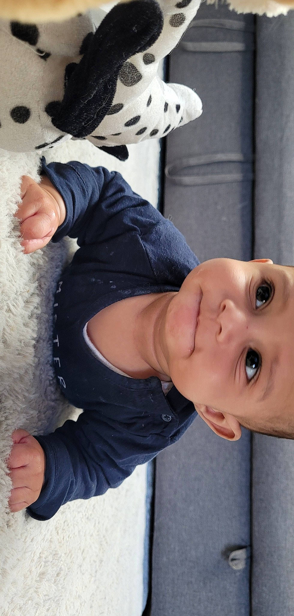 Leo a rejoint le concours — aidez-le/la à gagner de superbes lots ! baby, baby_toddler_clothing, black, child, comfort, cool, feather, finger, fun, hairstyle, happy, pattern, person, photograph, sitting, skin, sleeve, textile, toddler, white