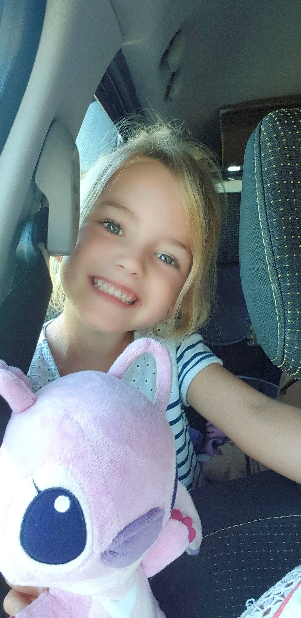 Emmy participe au concours pour gagner de l'argent avec cette photo : baby_in_car_seat, car_seat, child, cool, ear, family_car, happy, head, joy, person, skin, smile, toddler