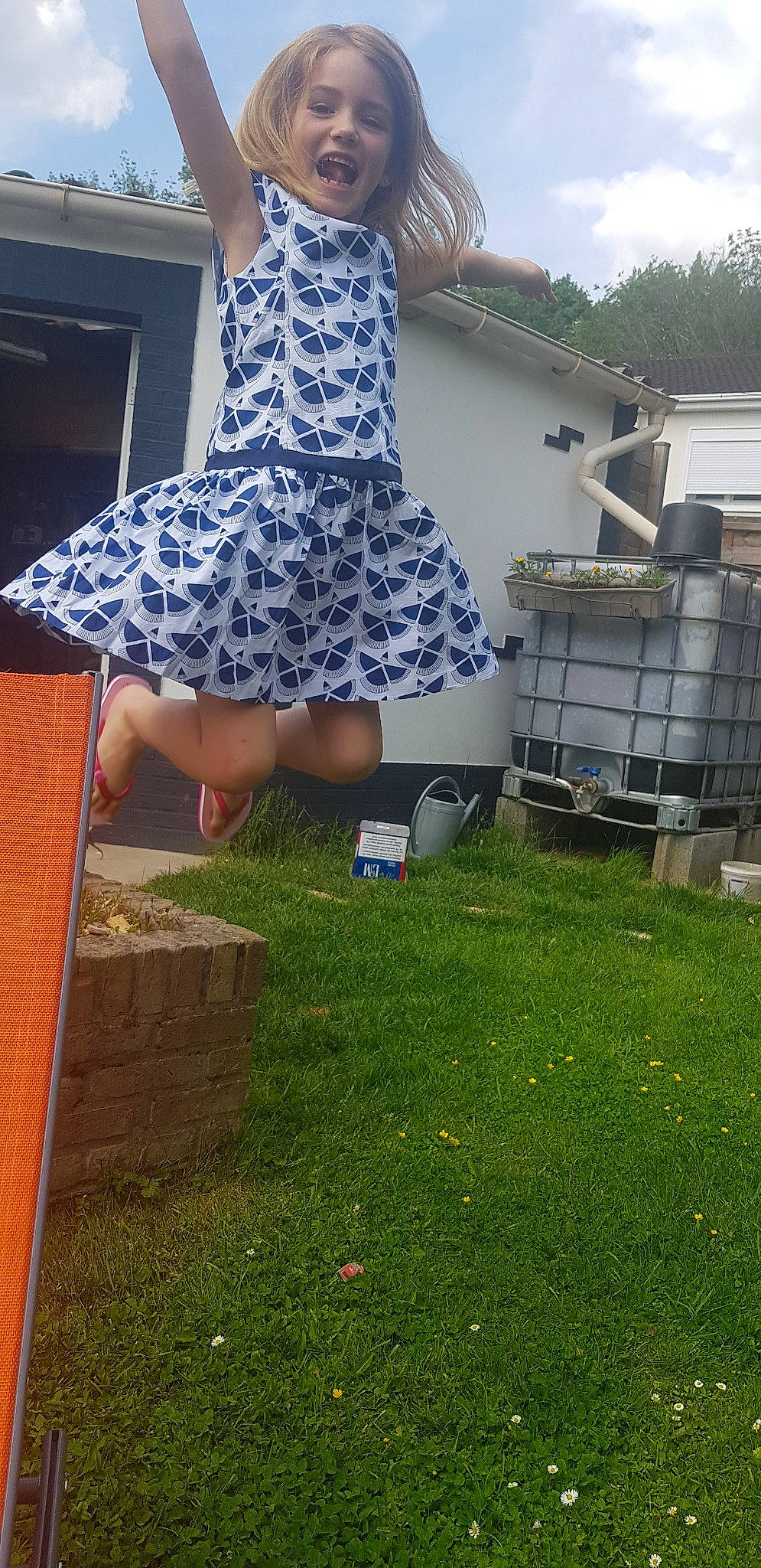 Emmy a rejoint le concours — aidez-le/la à gagner de superbes lots ! backyard, dress, games, grass, human_leg, lawn, leg, pattern, person, plant, shoe, thigh, yard