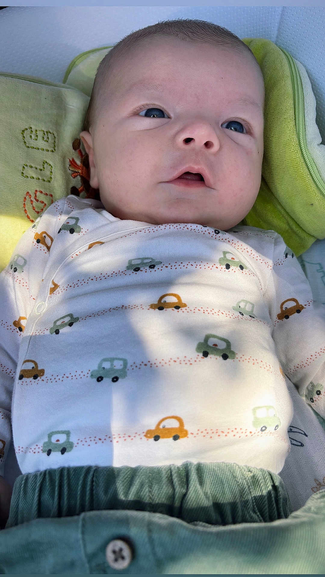 Liam a rejoint le concours — aidez-le/la à gagner de superbes lots ! baby, infant, child, face, clothing, shirt, pants, blanket, pattern, car_print, lying_down, soft_toy, closeup, curious, skin, eyes, head, button, fabric, natural_light