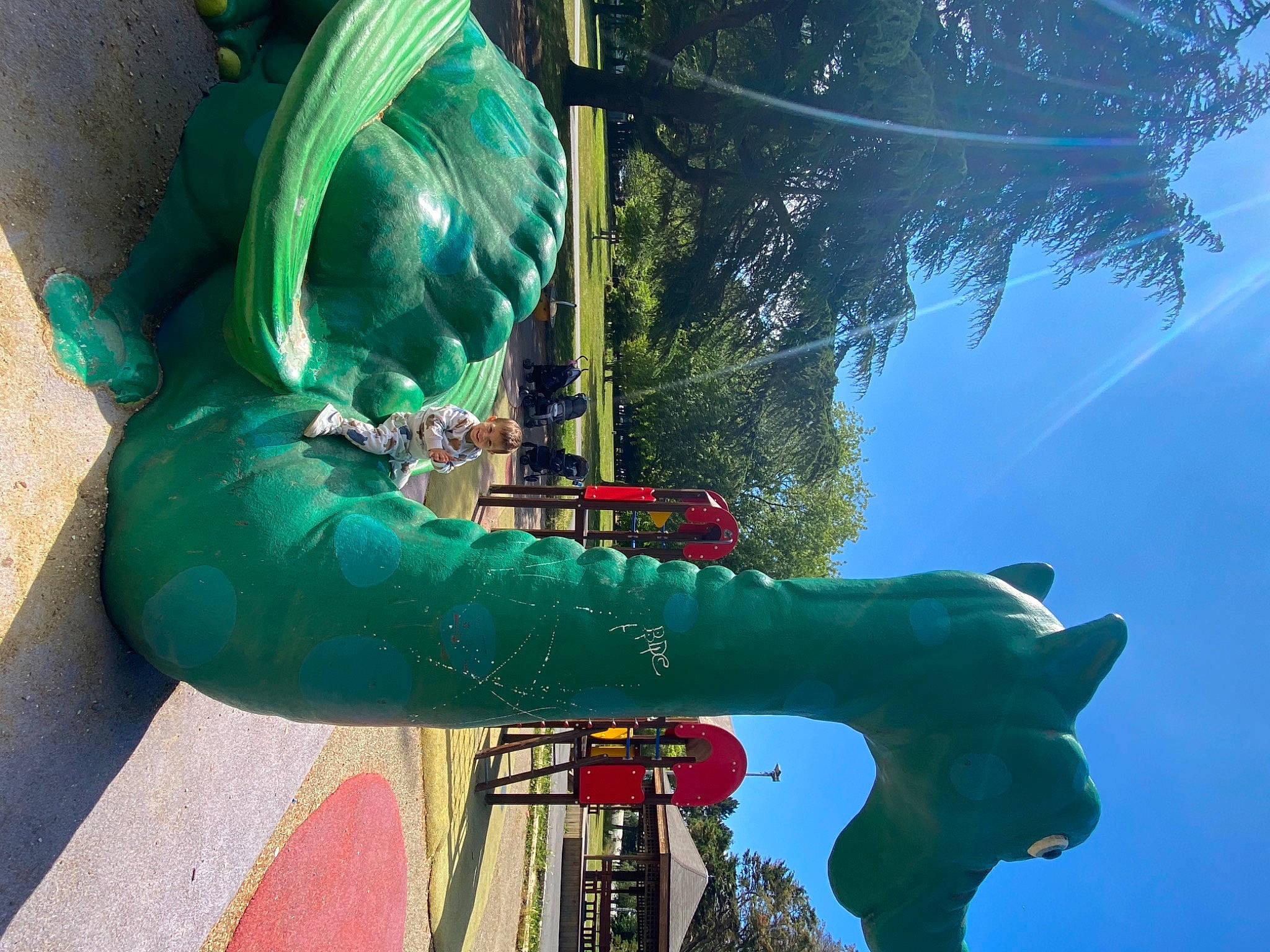 Kendy participe au concours pour gagner de l'argent avec cette photo : amusement_ride, auto_part, automotive_wheel_system, azure, bicycle_handlebar, city, electric_blue, fun, green, joy, leisure, outdoor_play_equipment, person, plant, playground_slide, pole, recreation, sculpture, sky, street_light