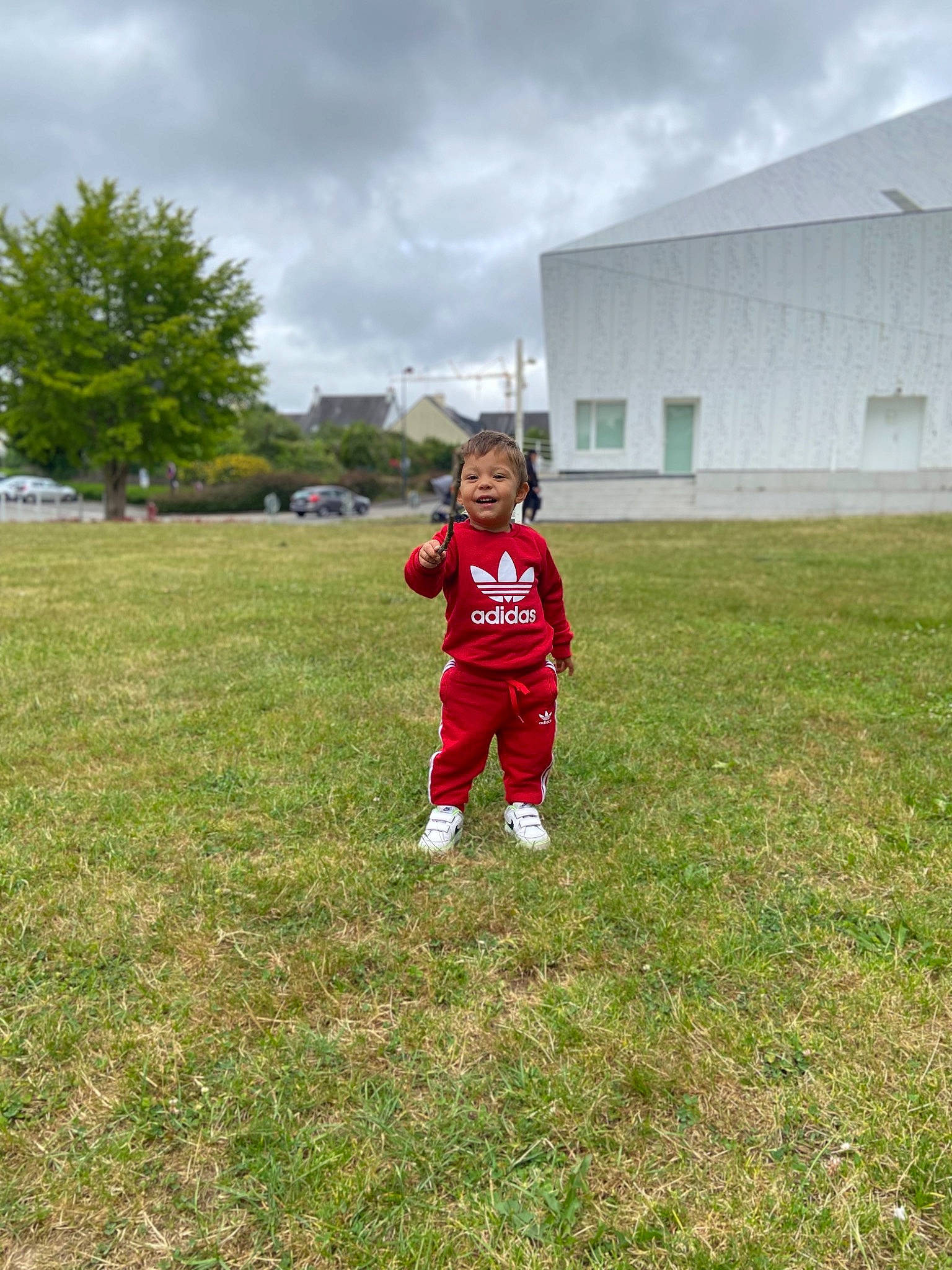 Kendy participe au concours pour gagner de l'argent avec cette photo : ball, cloud, competition_event, football, grass, grassland, happy, joy, landscape, lawn, meadow, people_in_nature, person, plain, plant, player, prairie, sky, smile, sports_equipment