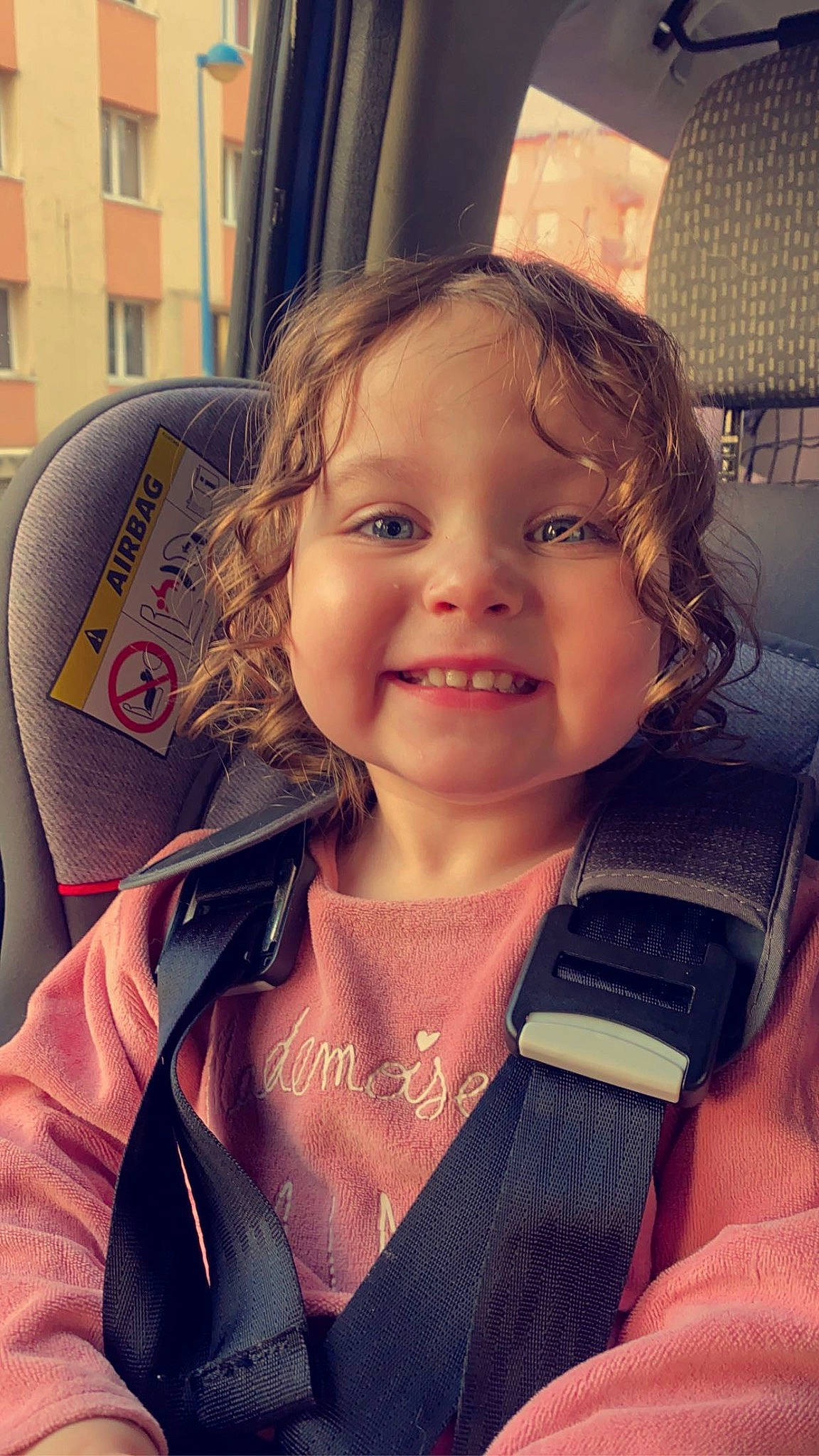 Shayna a rejoint le concours — aidez-le/la à gagner de superbes lots ! cheek, chin, ear, eye, eyebrow, face, facial_expression, gesture, happy, head, iris, joy, lip, mouth, neck, nose, organ, person, shoulder, skin