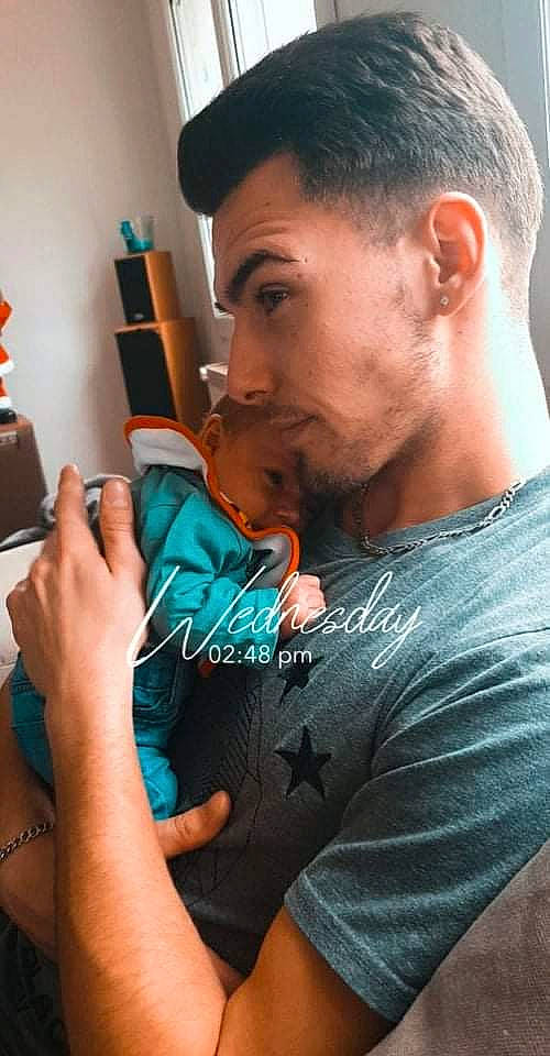 Hayden participe au concours pour gagner de l'argent avec cette photo : beard, black_hair, chest, cool, elbow, electric_blue, eyebrow, forehead, gesture, hairstyle, hand, joint, mouth, muscle, neck, person, shoulder, t_shirt, thumb, woodwind_instrument