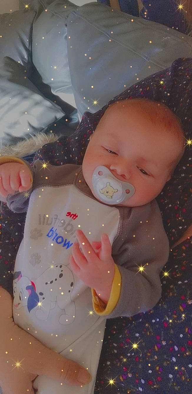 Hayden a rejoint le concours — aidez-le/la à gagner de superbes lots ! baby, baby_products, baby_toddler_clothing, bib, cheek, child, drinkware, event, fun, happy, human_body, nose, party_supply, pattern, person, pink, plastic, skin, sleeve, textile