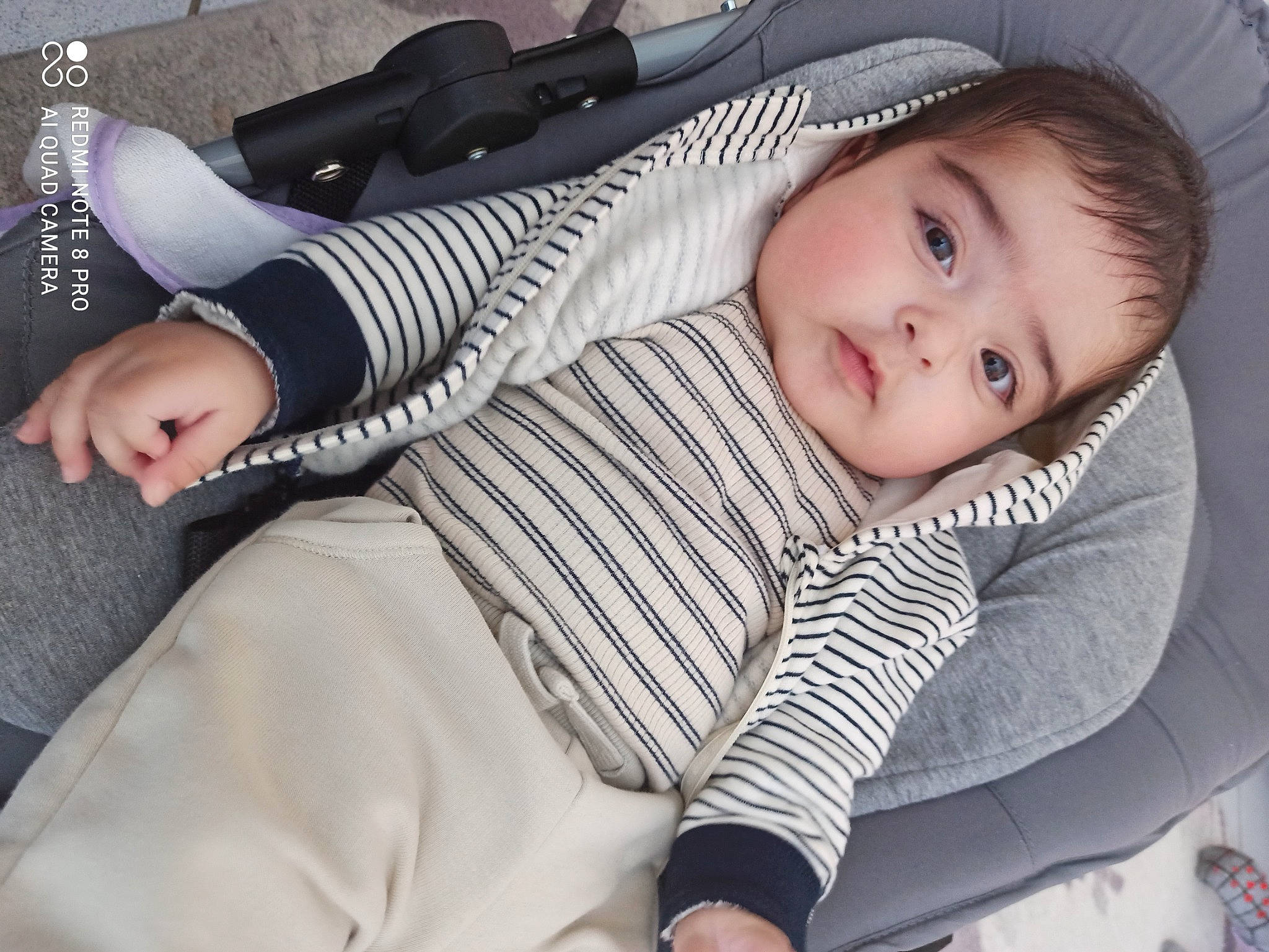 Muhammet Ali participe au concours pour gagner de l'argent avec cette photo : baby, baby_products, baby_toddler_clothing, cheek, child, comfort, elbow, fashion_accessory, flash_photography, human_leg, pattern, person, portrait_photography, sitting, sleeve, sportswear, thigh, toddler