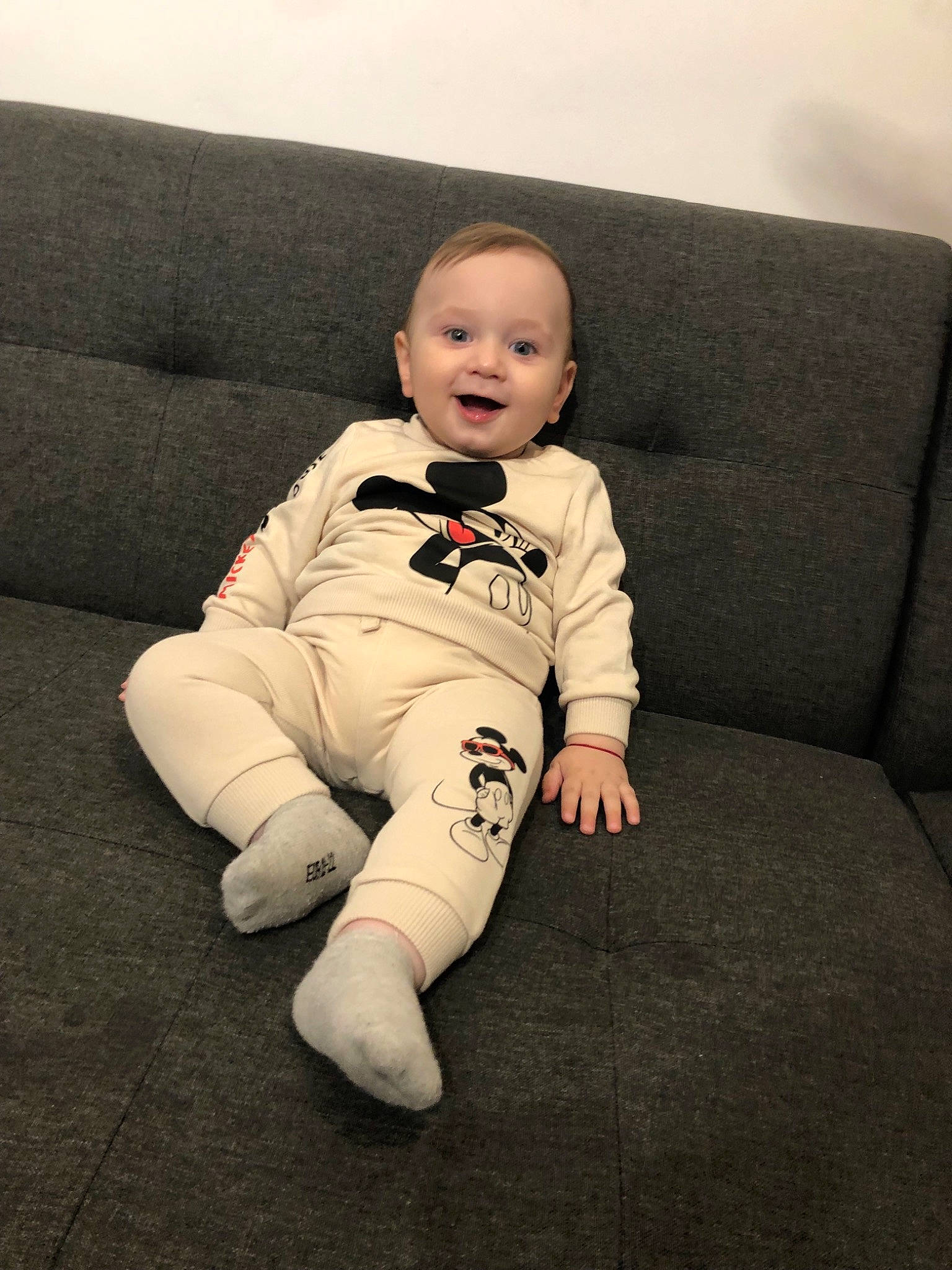 Patrick Illan Georges participe au concours pour gagner de l'argent avec cette photo : baby, baby_toddler_clothing, barefoot, carmine, cheek, comfort, couch, elbow, eye, flash_photography, flooring, foot, fun, happy, human_leg, knee, person, sitting, sleeve, smile