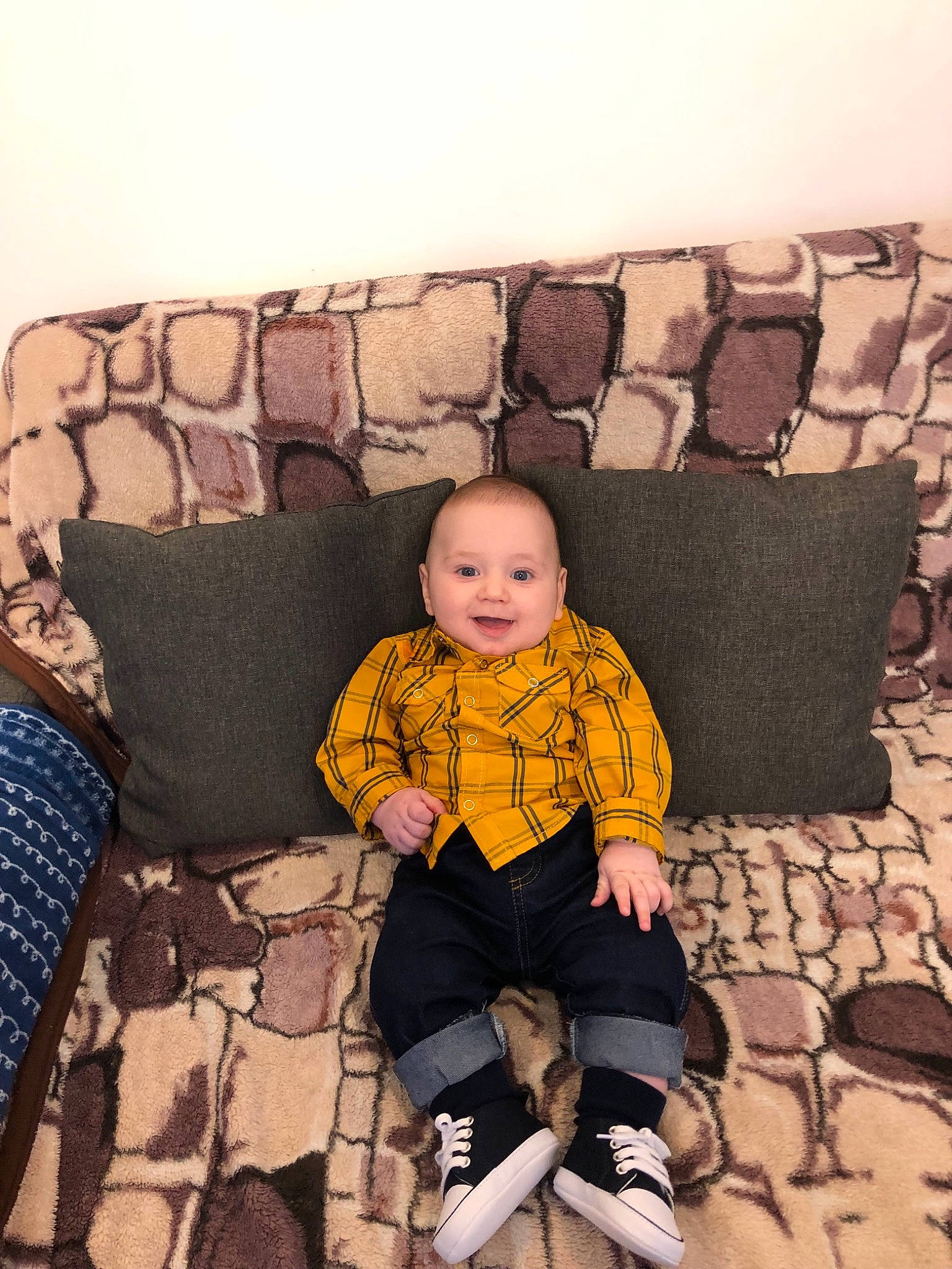 Patrick Illan Georges a rejoint le concours — aidez-le/la à gagner de superbes lots ! baby, baby_toddler_clothing, chair, child, comfort, couch, floor, flooring, fun, furniture, joy, leg, linens, living_room, pattern, person, play, sitting, sleeve, t_shirt