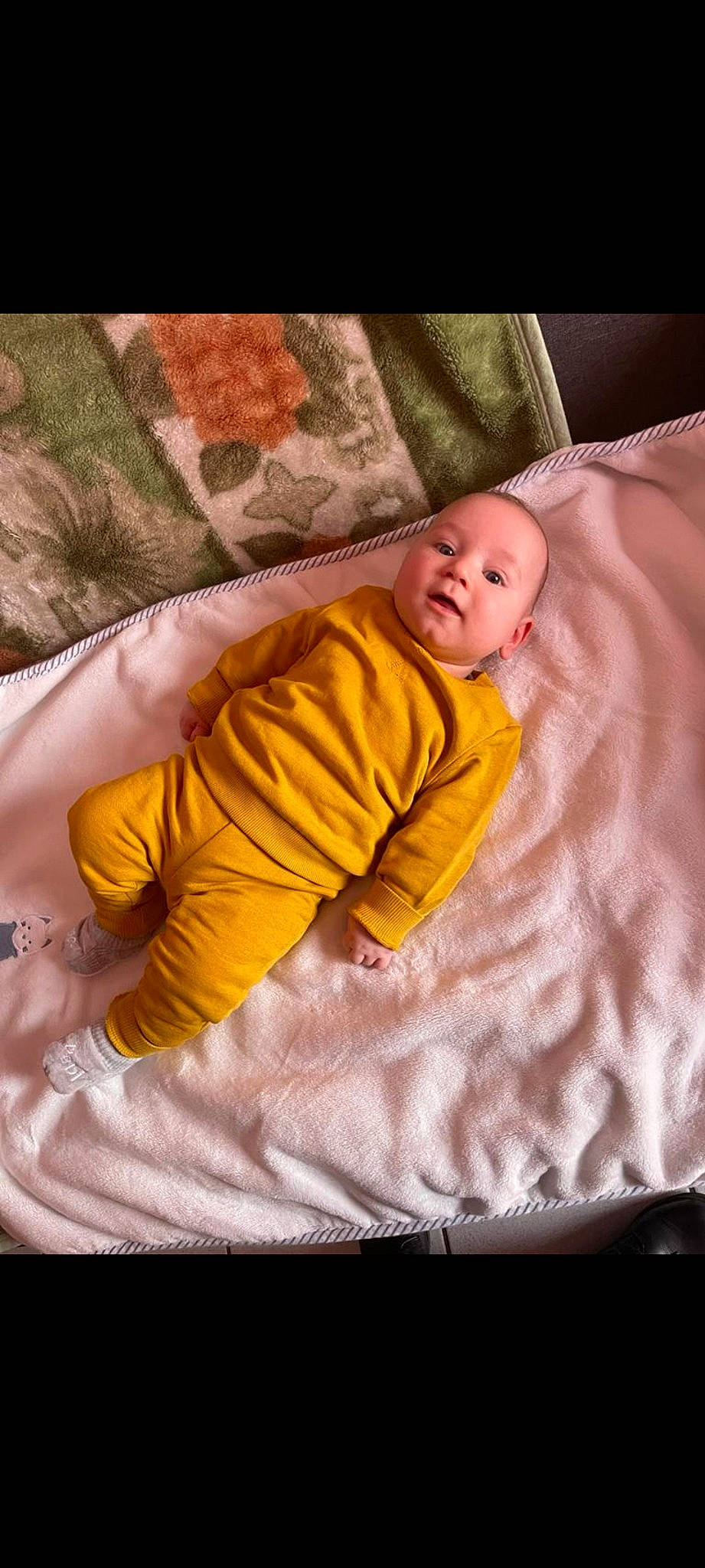 Patrick Illan Georges a rejoint le concours — aidez-le/la à gagner de superbes lots ! baby, baby_products, baby_sleeping, baby_toddler_clothing, bedding, bedtime, cheek, child, comfort, head, linens, magenta, nose, orange, person, pink, product, sleeve, t_shirt, textile