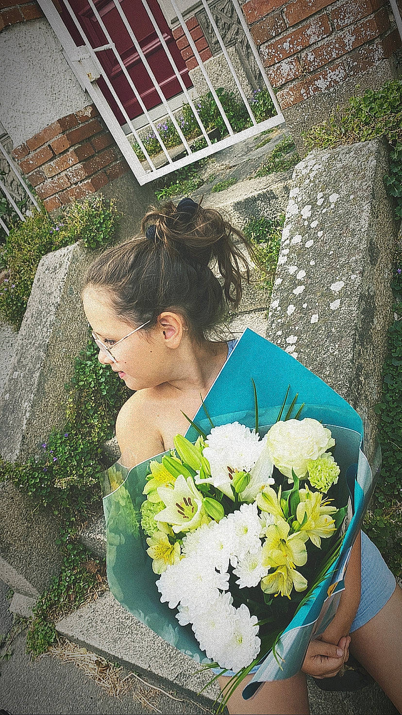 Alya participe au concours pour gagner de l'argent avec cette photo : annual_plant, artificial_flower, botany, bouquet, bridal_accessory, bridal_clothing, cut_flowers, dress, event, floral_design, floristry, flower, flower_arranging, flowering_plant, grass, happy, person, petal, plant, shrub