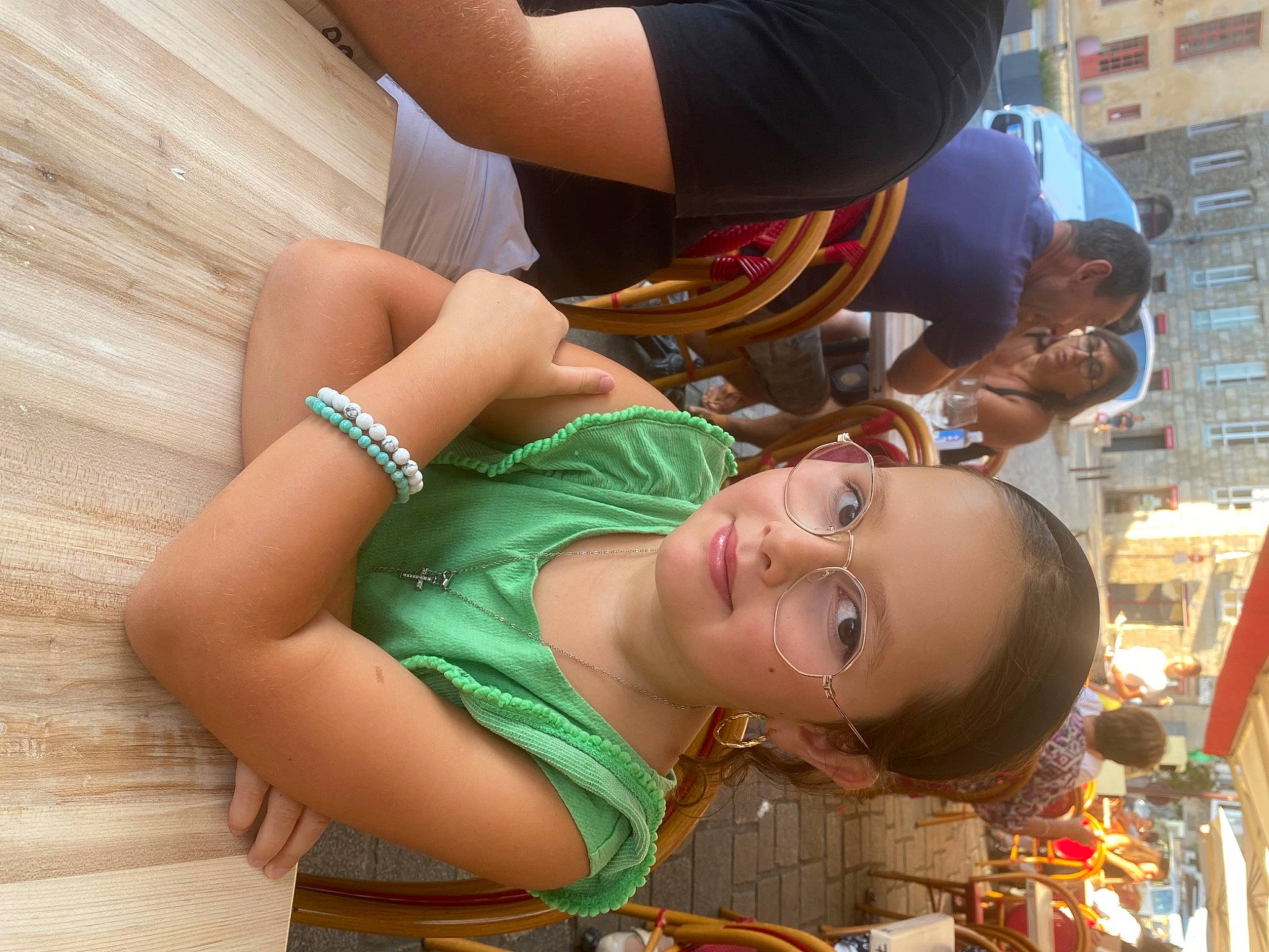 Alya a rejoint le concours — aidez-le/la à gagner de superbes lots ! abdomen, black_hair, chest, child, elbow, eyewear, fun, happy, hat, human_leg, jewellery, joy, knee, leg, leisure, person, sandal, shorts, sunglasses, thigh