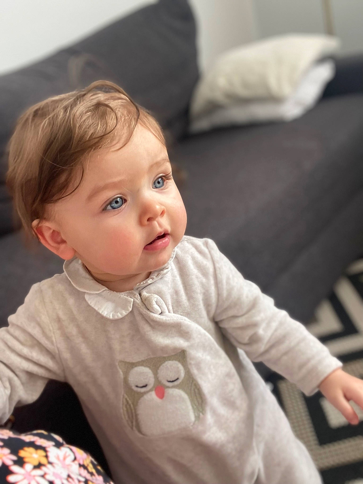 Nell participe au concours pour gagner de l'argent avec cette photo : baby, baby_toddler_clothing, cheek, child, comfort, eye, flooring, fun, happy, iris, lip, nose, person, portrait_photography, room, sitting, skin, sleeve, toddler, tummy_time