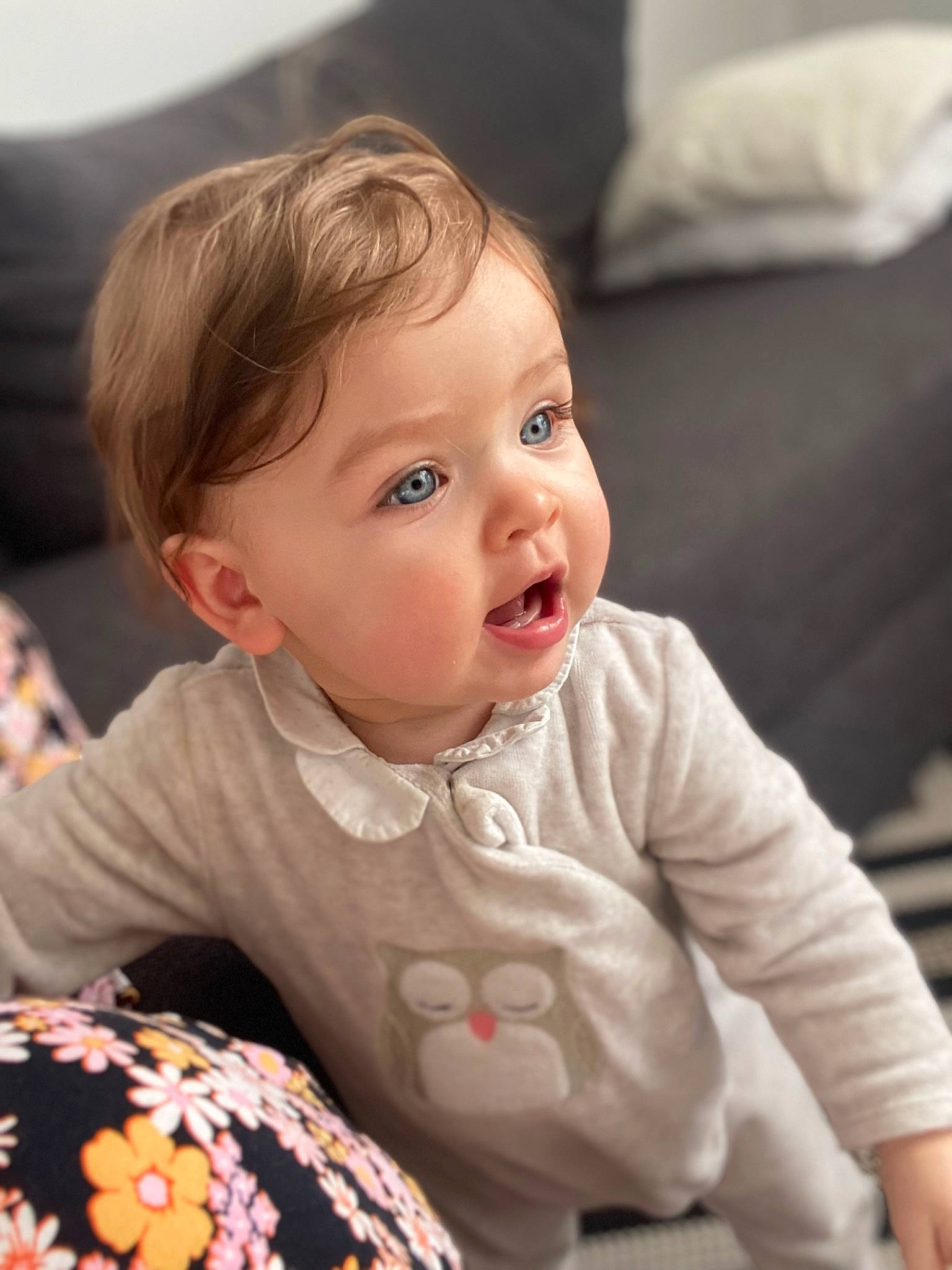 Nell participe au concours pour gagner de l'argent avec cette photo : baby, baby_toddler_clothing, cheek, child, clothing, comfort, eye, face, happy, head, iris, lip, nose, pattern, person, sitting, skin, sleeve, smile, surprise