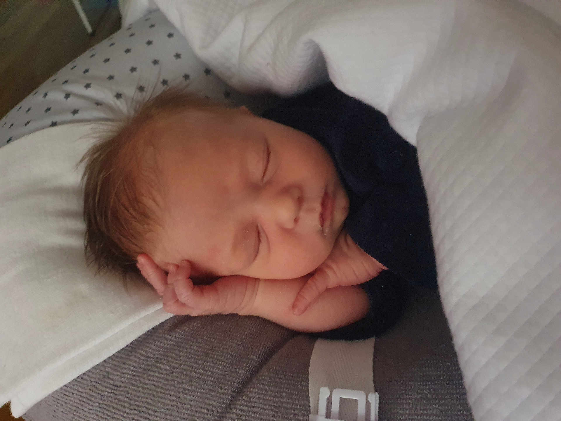 Mathys participe au concours pour gagner de l'argent avec cette photo : baby, sleeping, blanket, hand, face, infant, cozy, rest, peaceful, soft, skin, cute, child, newborn, bed, pillow, comfort, quiet, indoors, peace