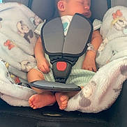 Ethan a rejoint le concours — aidez-le/la à gagner de superbes lots ! baby, newborn, car_seat, blanket, sleeping, infant, child, safety_harness, cozy, cute, foot, hand, soft, animal_print, indoor, person, resting, peaceful, toddler, seat