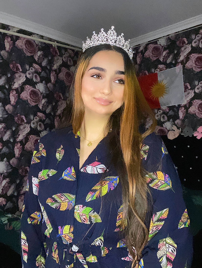 Diana a rejoint le concours — aidez-le/la à gagner de superbes lots ! blazer, electric_blue, event, eyelash, fashion_accessory, fashion_design, formal_wear, happy, headpiece, jewellery, joy, long_hair, makeover, pattern, person, sleeve, smile, street_fashion, textile, tiara