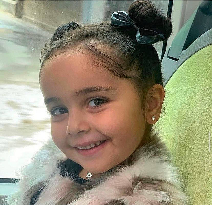 Nina participe au concours pour gagner de l'argent avec cette photo : audio_equipment, beauty, black_hair, cheek, chin, cool, ear, eye, eyebrow, eyelash, eyewear, flash_photography, happy, jaw, joy, lip, neck, nose, person, smile