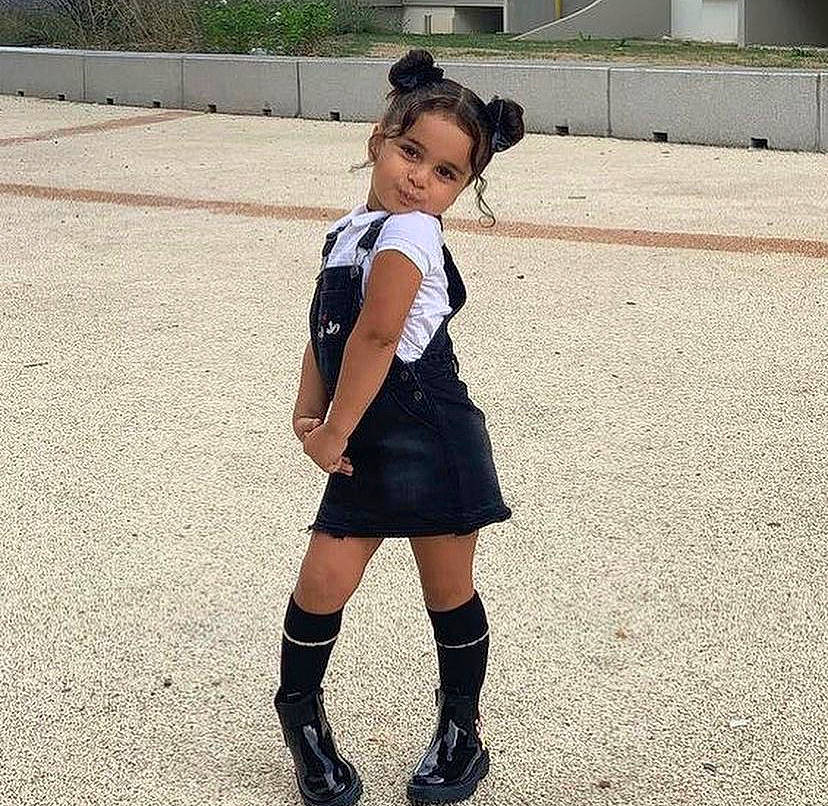 Nina participe au concours pour gagner de l'argent avec cette photo : electric_blue, grass, hair, hat, human_leg, jewellery, knee, person, player, school_uniform, shoe, shorts, shoulder, sleeve, sock, sportswear, street_fashion, t_shirt, thigh, uniform