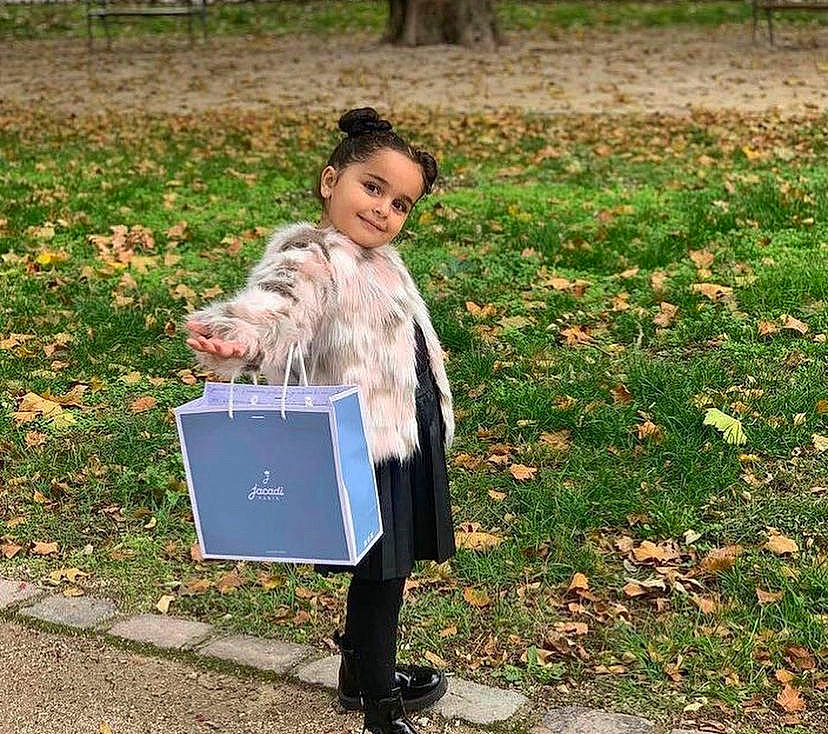 Nina participe au concours pour gagner de l'argent avec cette photo : autumn, botany, canidae, denim, fur, grass, grass_family, grassland, happy, joy, pattern, people_in_nature, person, plant, sitting, sleeve, soil, sporting_group, street_fashion, toddler