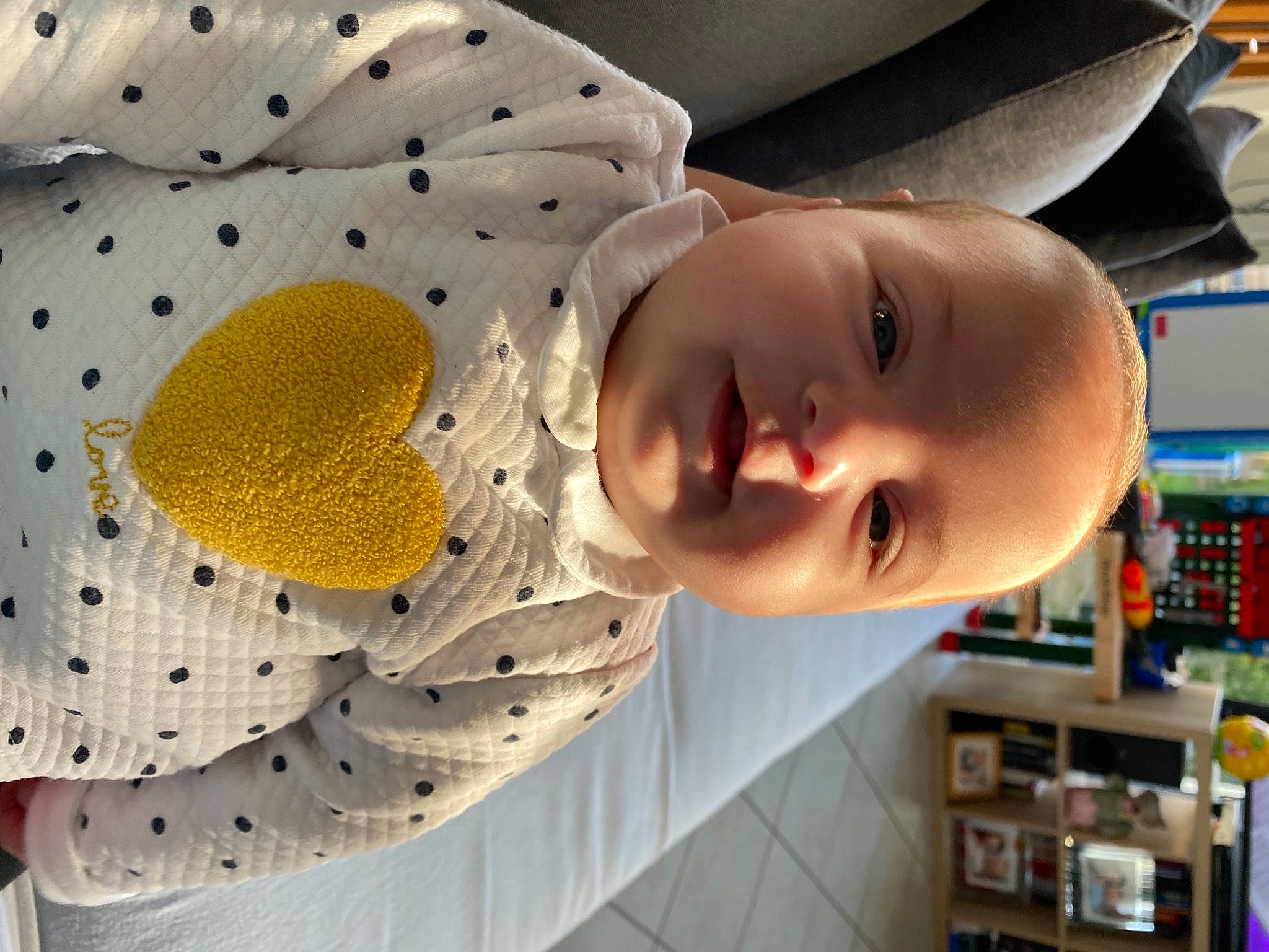 Ambre a rejoint le concours — aidez-le/la à gagner de superbes lots ! baby, baby_products, baby_toddler_clothing, beauty, child, facial_expression, flower, fun, happy, hat, headgear, nose, pattern, person, petal, product, room, shelf, smile, toddler