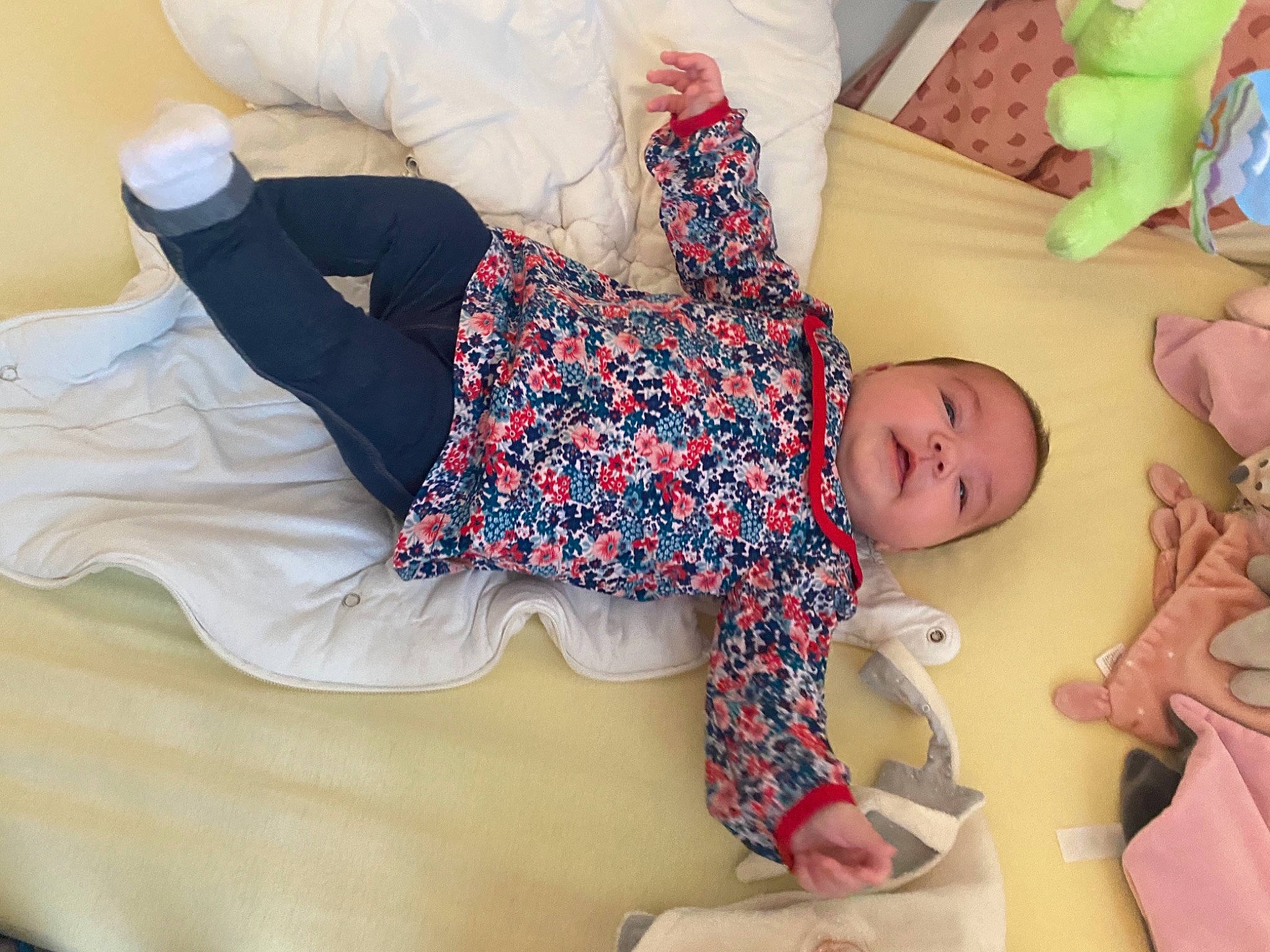 Ambre a rejoint le concours — aidez-le/la à gagner de superbes lots ! baby, baby_sleeping, baby_toddler_clothing, child, comfort, finger, fun, human_body, human_leg, knee, leg, linens, person, pink, skin, sleeve, sock, textile, thigh, toddler