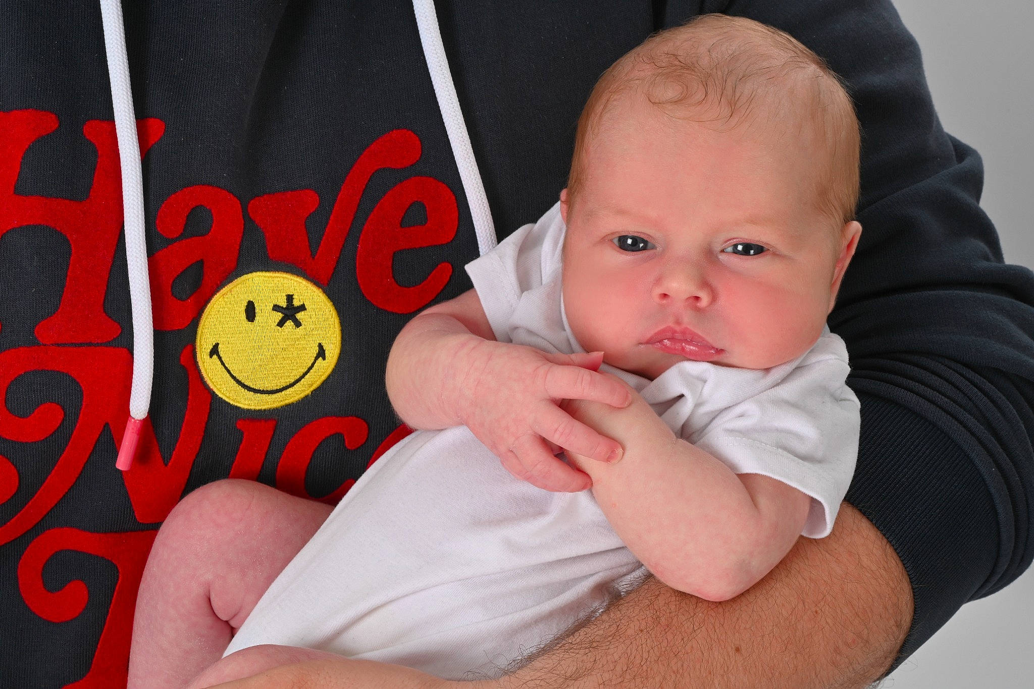 Livio a rejoint le concours — aidez-le/la à gagner de superbes lots ! arm, baby, baby_toddler_clothing, cheek, child, comfort, elbow, facial_expression, fun, gesture, happy, mammal, mouth, person, pink, sitting, sleeve, t_shirt, thumb, toddler