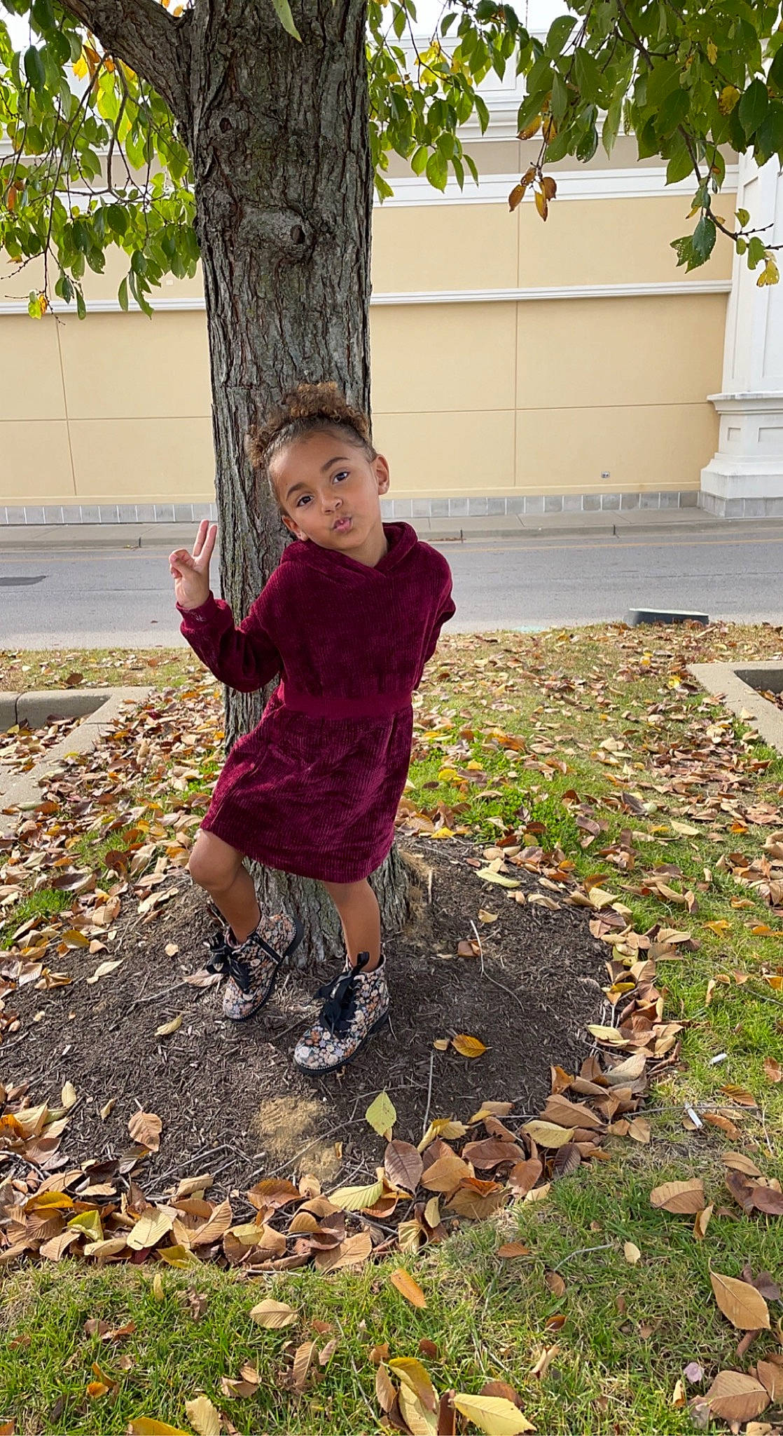 Jria is registered to the contest to win money with this photo: child, deciduous, fun, grass, human_leg, leisure, pattern, people_in_nature, person, plant, road_surface, sandal, sidewalk, sitting, soil, tints_and_shades, toddler, tree, trunk, wood
