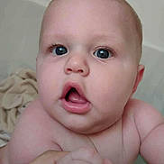 Lyam a rejoint le concours — aidez-le/la à gagner de superbes lots ! baby, blue_eyes, child, close_up, curious, cute, expression, face, finger, hair, hand, holding, human, indoor, infant, mouth, person, portrait, skin, young