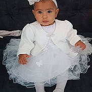 Miya a rejoint le concours — aidez-le/la à gagner de superbes lots ! accessory, baby, child, clothing, couch, cute, elegant, fashion, flower, headband, indoor, person, portrait, serious, shoes, sitting, tights, tulle, white_dress, young_child