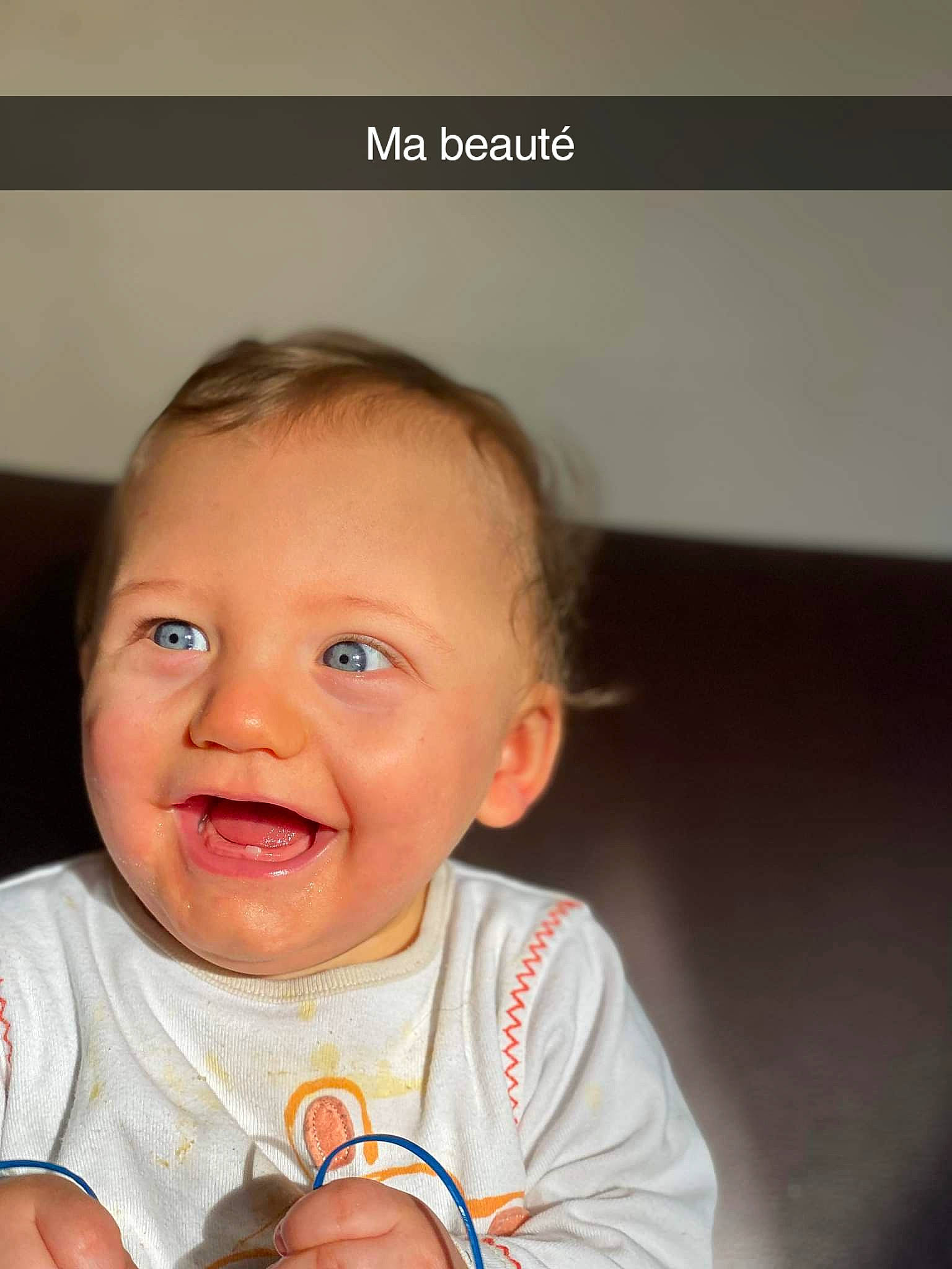 Tom a rejoint le concours — aidez-le/la à gagner de superbes lots ! baby, baby_toddler_clothing, cheek, ear, eye, eyelash, finger, fun, gesture, hand, happy, iris, lip, mouth, nail, nose, person, skin, smile, thumb