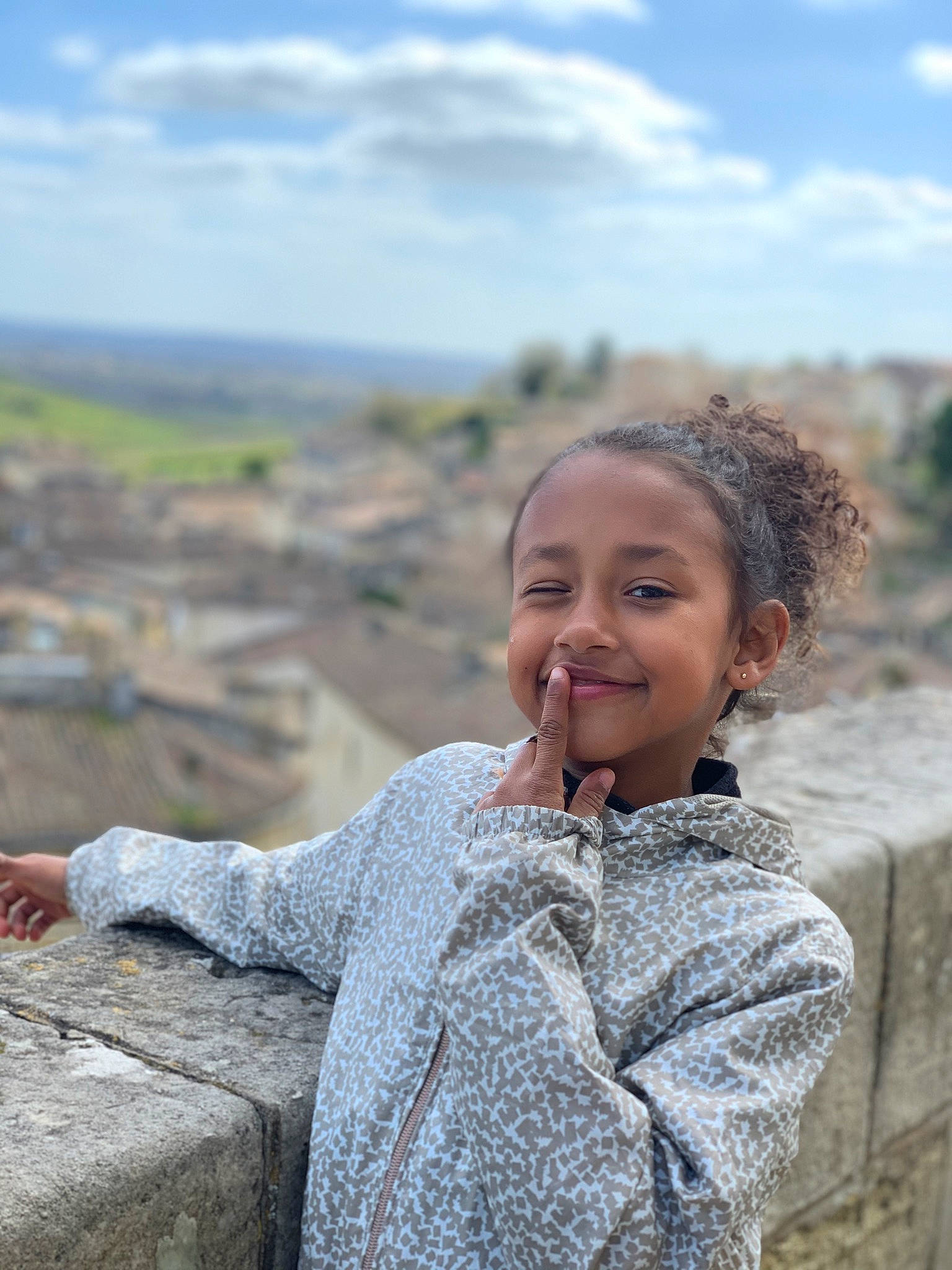 Charlie a rejoint le concours — aidez-le/la à gagner de superbes lots ! beauty, cloud, face, flash_photography, grass, happy, joy, landscape, laugh, leisure, lip, people_in_nature, person, sitting, skin, sky, smile, soil, toddler, tourism