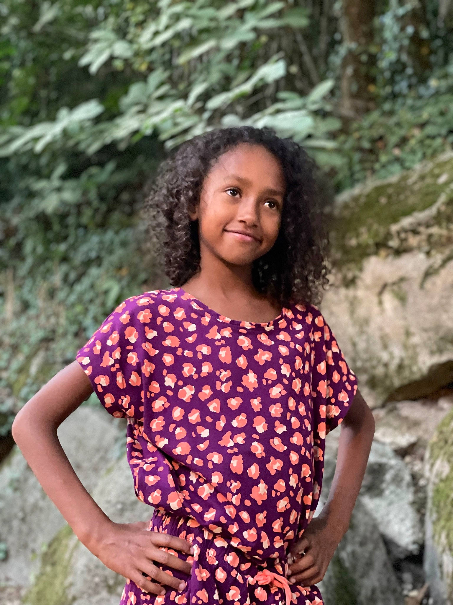 Charlie a rejoint le concours — aidez-le/la à gagner de superbes lots ! adaptation, black_hair, eye, fawn, flash_photography, grass, hair, happy, joy, leisure, lip, long_hair, people_in_nature, person, plant, shoulder, skin, sleeve, smile, street_fashion