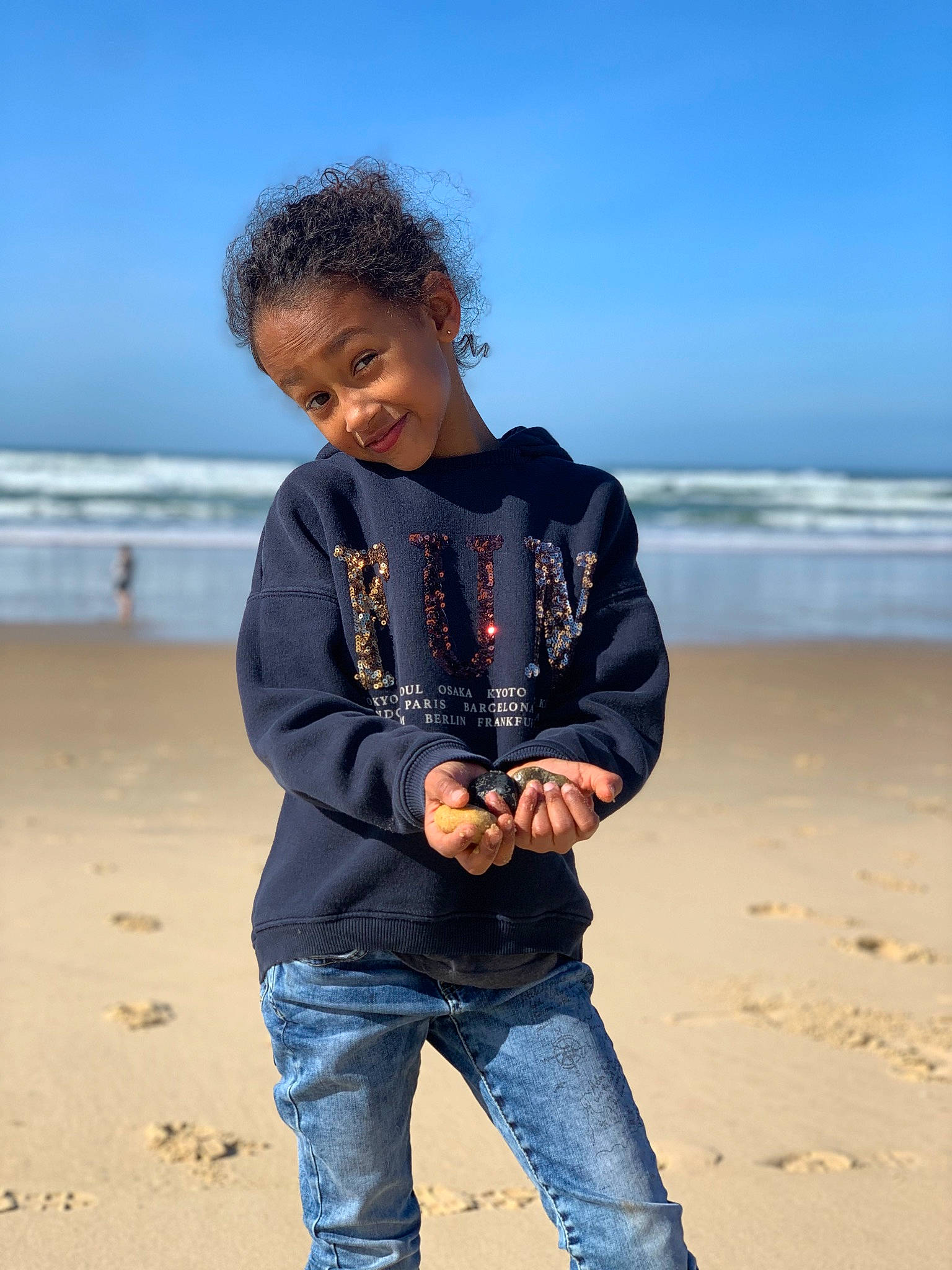 Charlie participe au concours pour gagner de l'argent avec cette photo : azure, beach, beauty, body_of_water, clothing, electric_blue, eye, flash_photography, fun, happy, head, joy, landscape, people_in_nature, person, sand, sky, sleeve, smile, toddler
