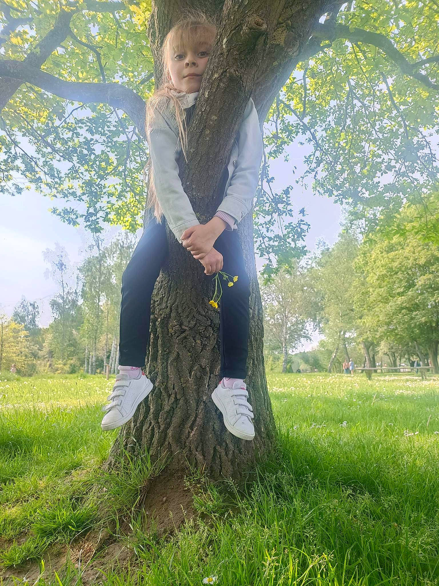 Juliette a rejoint le concours — aidez-le/la à gagner de superbes lots ! branch, forest, grass, grassland, happy, human_leg, knee, leg, long_hair, natural_landscape, people_in_nature, person, plant, sky, sportswear, thigh, tints_and_shades, tree, trunk, waist
