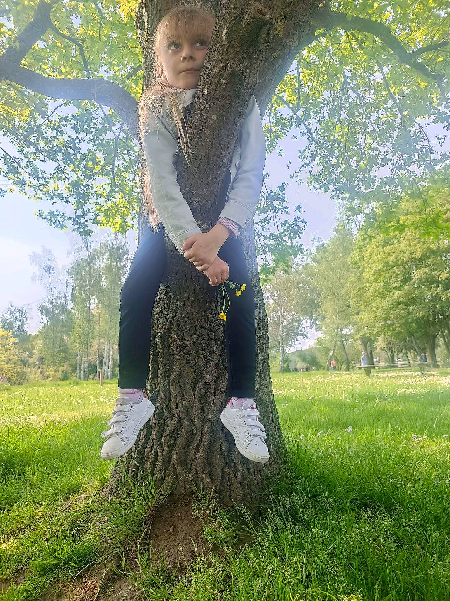 Juliette a rejoint le concours — aidez-le/la à gagner de superbes lots ! branch, forest, grass, happy, human_leg, knee, leg, long_hair, natural_landscape, people_in_nature, person, plant, sky, thigh, tints_and_shades, tree, trunk, waist, wood, woody_plant