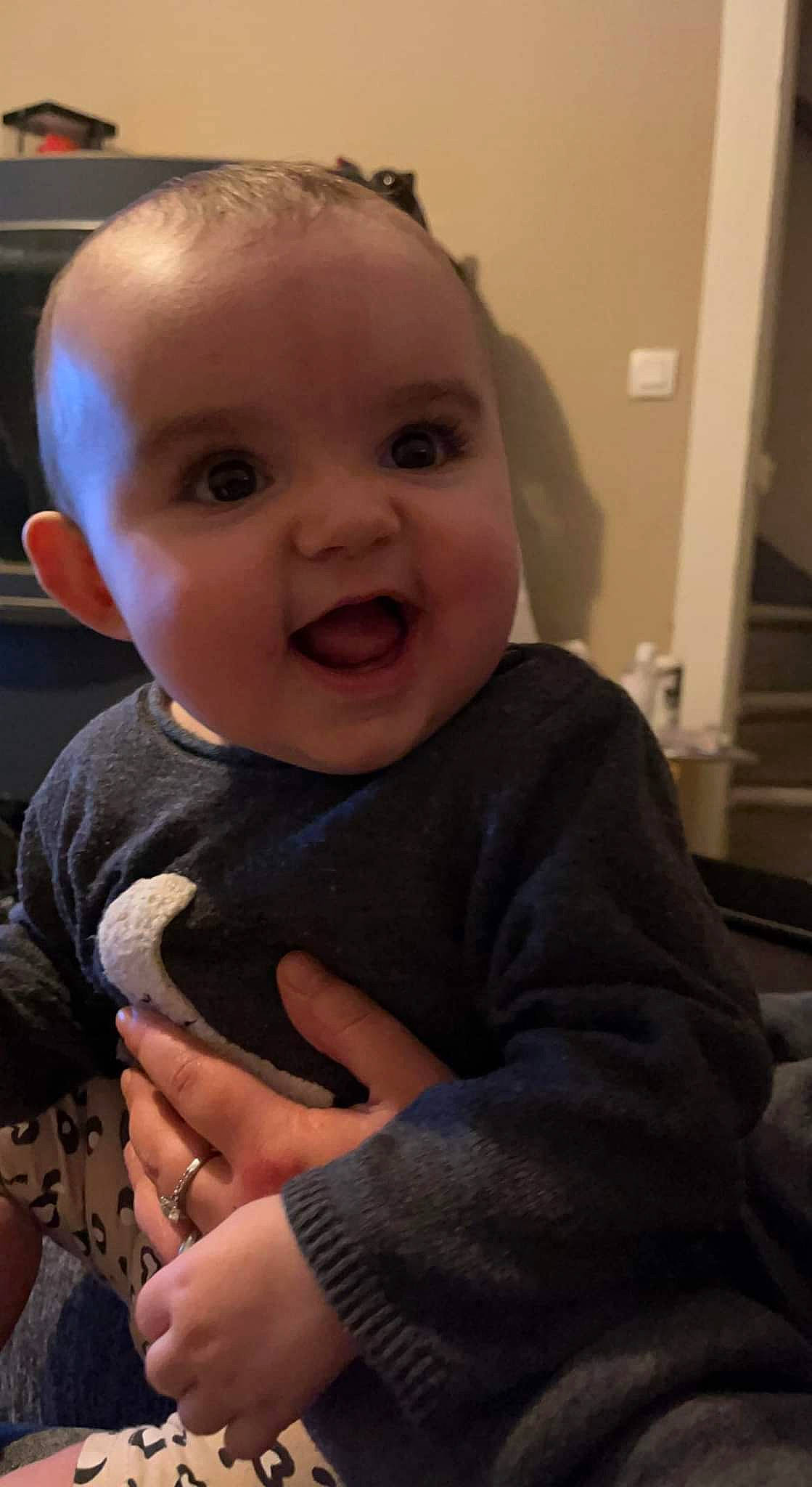 Malya a rejoint le concours — aidez-le/la à gagner de superbes lots ! arm, baby_toddler_clothing, cheek, chin, eye, finger, gesture, hairstyle, hand, happy, head, iris, mouth, nose, person, skin, sleeve, smile, standing, thumb