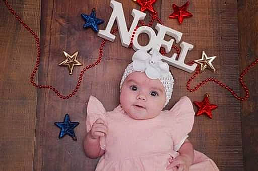 Malya a rejoint le concours — aidez-le/la à gagner de superbes lots ! art, baby, baby_toddler_clothing, christmas, christmas_decoration, christmas_eve, christmas_ornament, costume_hat, event, fawn, happy, headwear, holiday, ornament, person, pink, red, textile, toddler, tradition