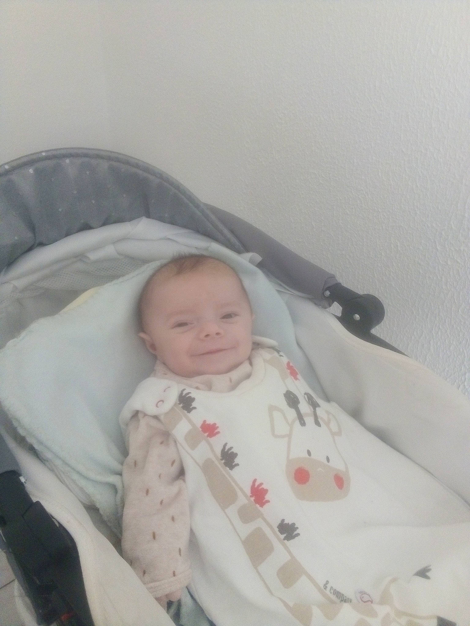 Mathys participe au concours pour gagner de l'argent avec cette photo : baby, baby_carriage, baby_products, baby_safety, baby_sleeping, baby_toddler_clothing, child, comfort, event, face, infant_bed, linens, person, room, sitting, skin, sleep, sleeve, smile, toddler