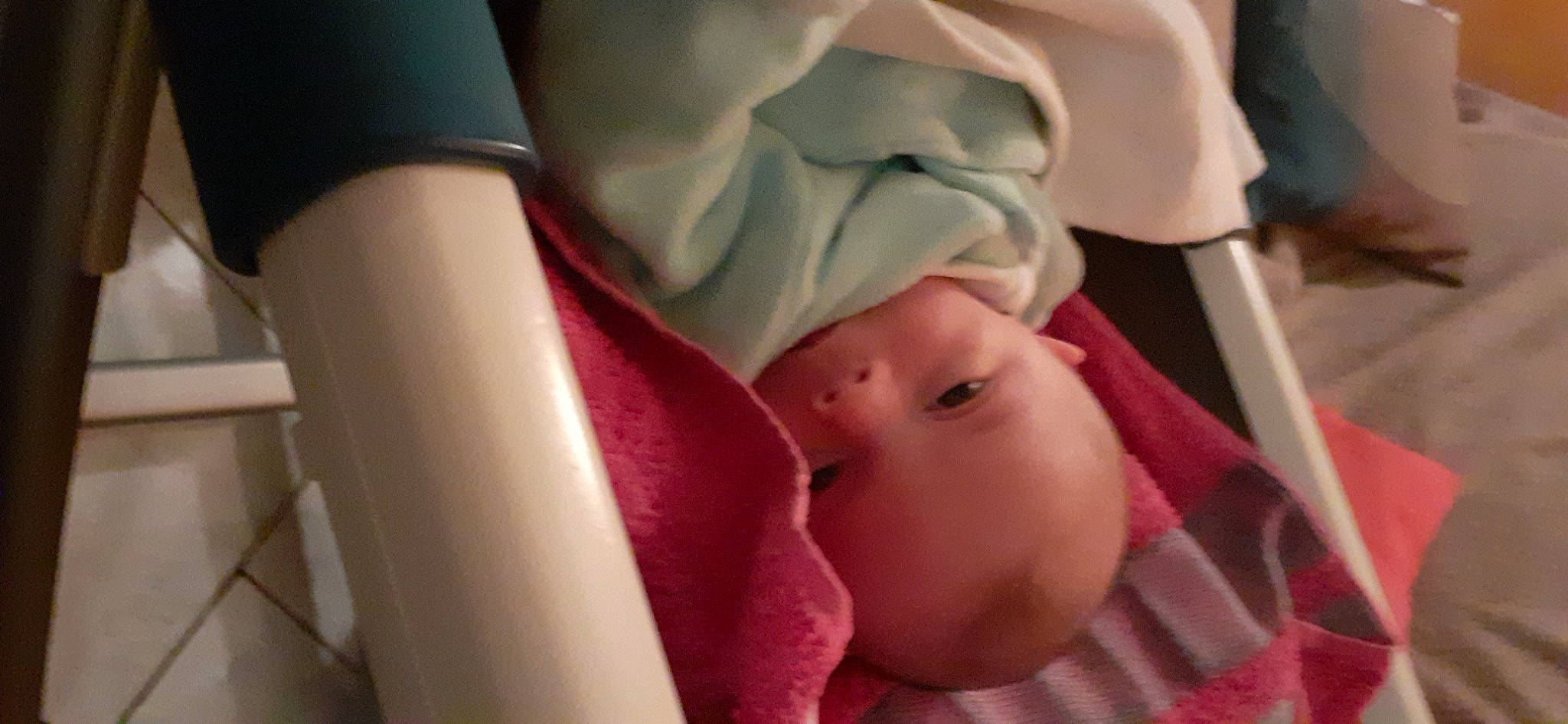 Mathys participe au concours pour gagner de l'argent avec cette photo : baby, baby_toddler_clothing, cheek, child, comfort, eye, eyebrow, eyelash, finger, head, headgear, human, lip, mouth, nose, person, pink, product, skin, textile