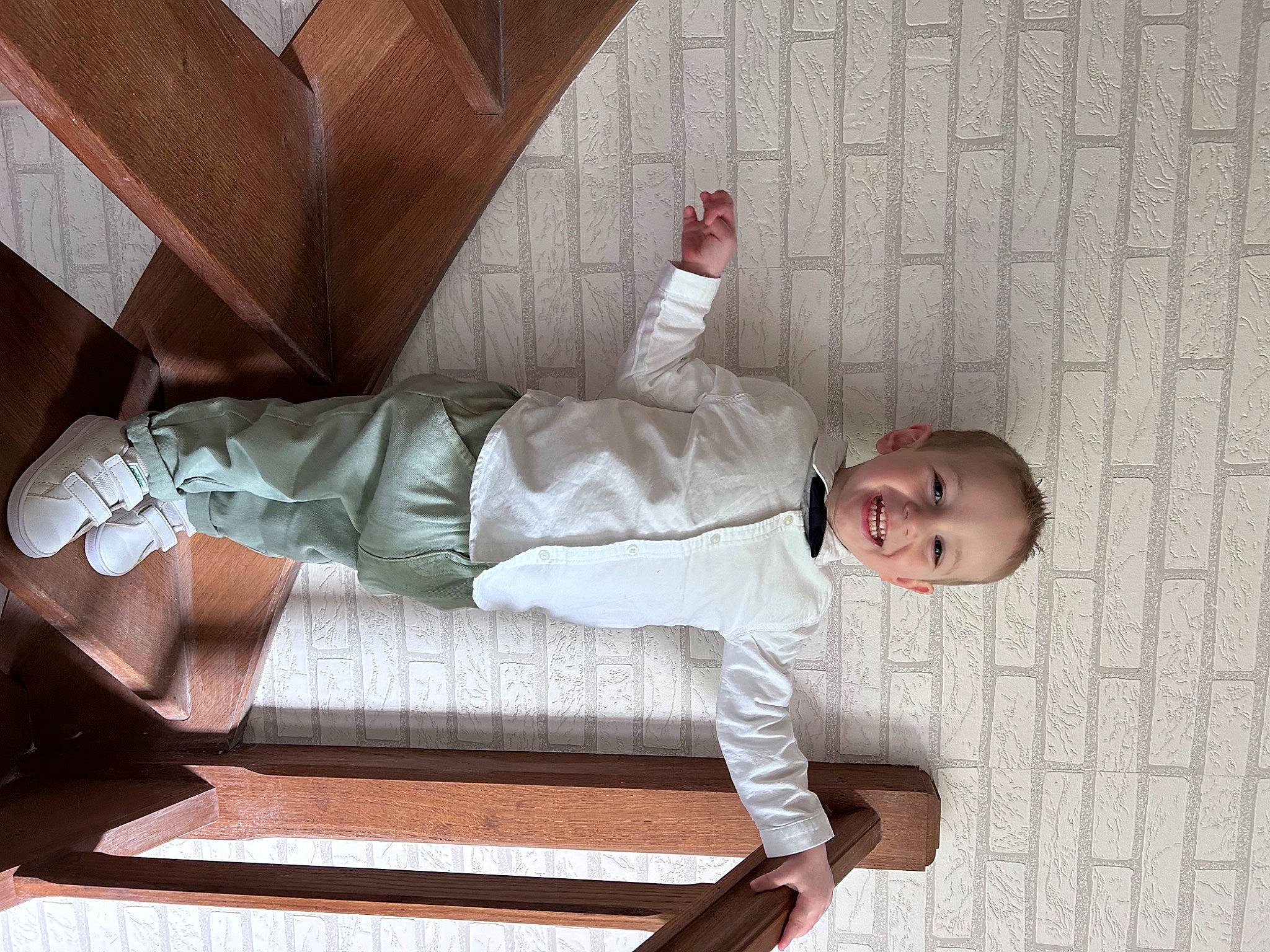 Jack a rejoint le concours — aidez-le/la à gagner de superbes lots ! baby, baby_toddler_clothing, child, collar, comfort, couch, flooring, hardwood, joy, nap, pattern, person, room, sitting, sleep, tie, toddler, wood