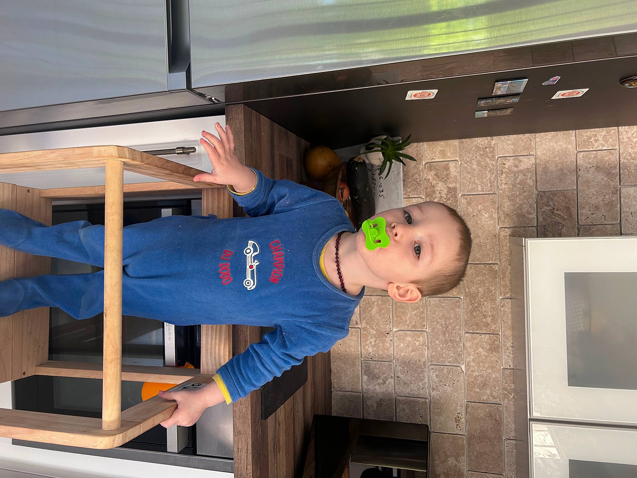 Jack a rejoint le concours — aidez-le/la à gagner de superbes lots ! baby_toddler_clothing, child, denim, elbow, electric_blue, fun, hat, person, room, sleeve, sportswear, t_shirt, toddler, wood, wrist