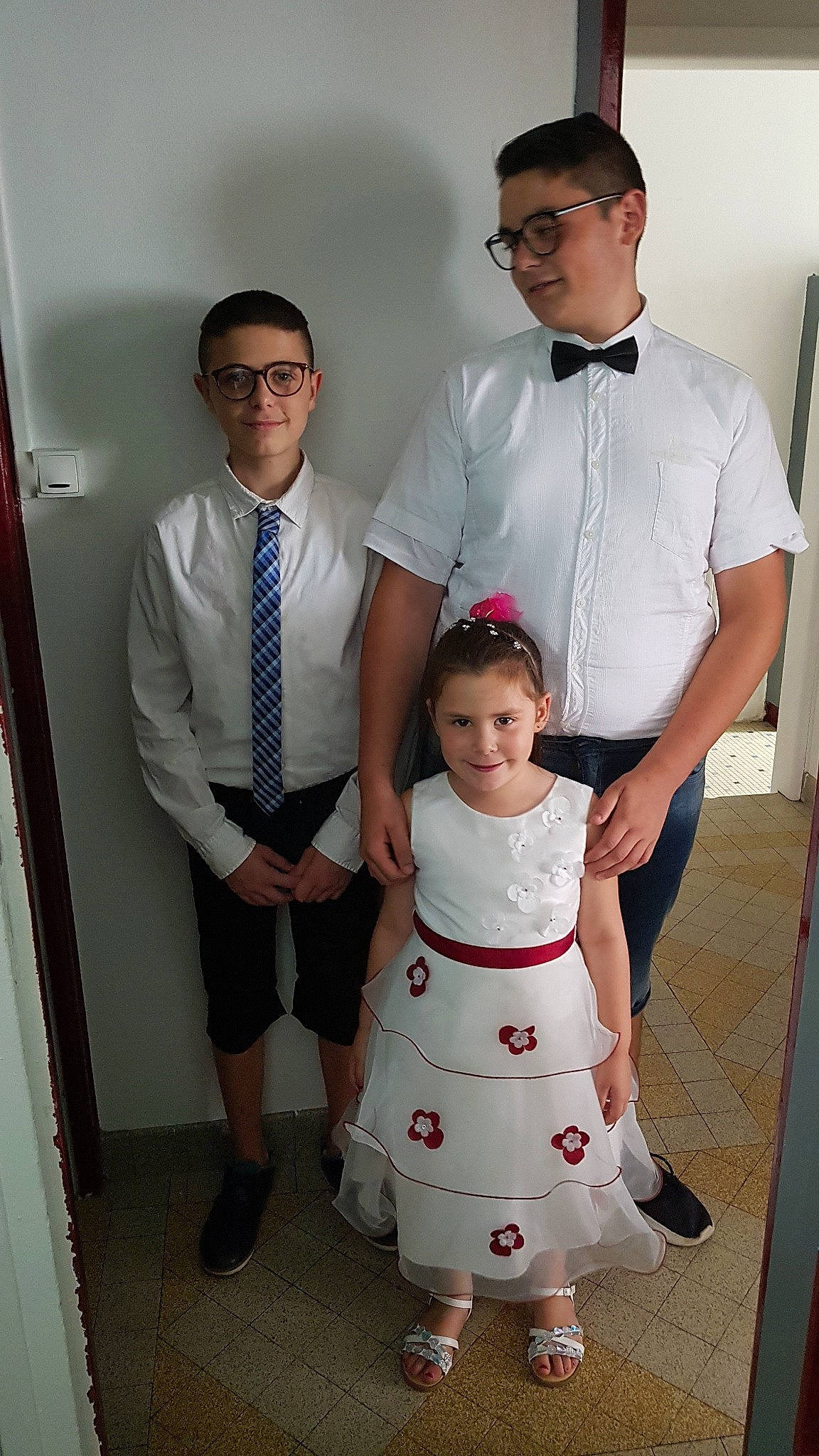 Melinda a rejoint le concours — aidez-le/la à gagner de superbes lots ! child, daughter, event, formal_wear, joy, person, suit