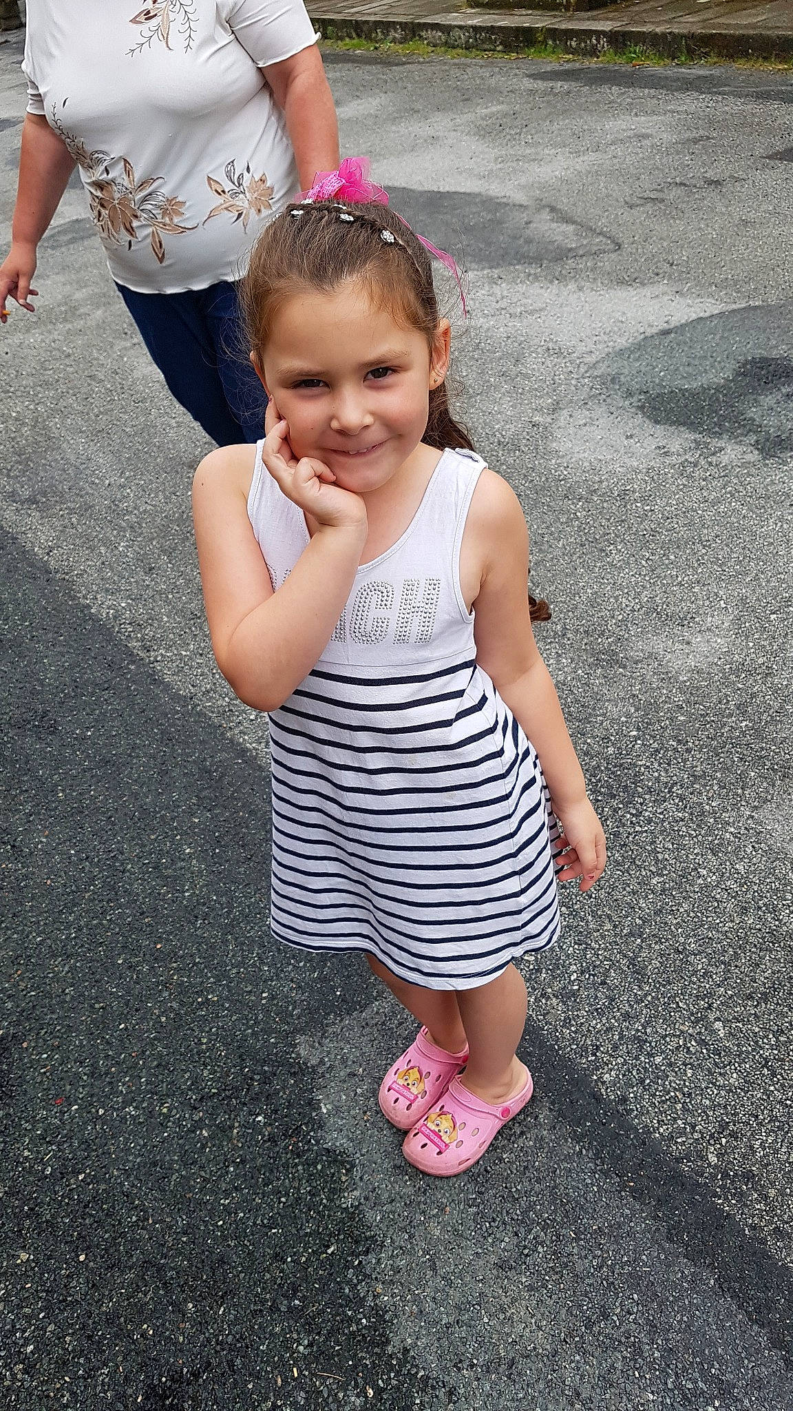 Melinda a rejoint le concours — aidez-le/la à gagner de superbes lots ! asphalt, baby, child, daughter, dress, footwear, pattern, people, person, pink, play, shoe, skin, smile, snapshot, summer, toddler, vacation, walking, water