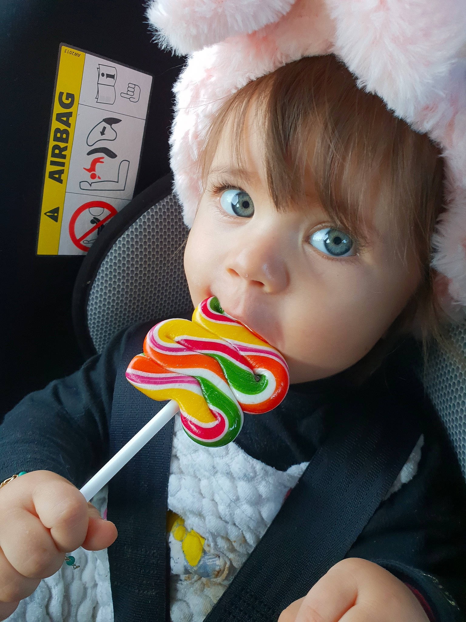 Sianna a rejoint le concours — aidez-le/la à gagner de superbes lots ! baby, candy, child, confectionery, finger, food, lip, lollipop, nose, person, snack, stick_candy, sweetness, toddler