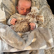 Lyam a rejoint le concours — aidez-le/la à gagner de superbes lots ! baby, sleeping, blanket, plush_toy, soft, cozy, infant, child, peaceful, cuddle, cute, indoors, resting, toddler, warm, comfort, fur, hands, face, nap